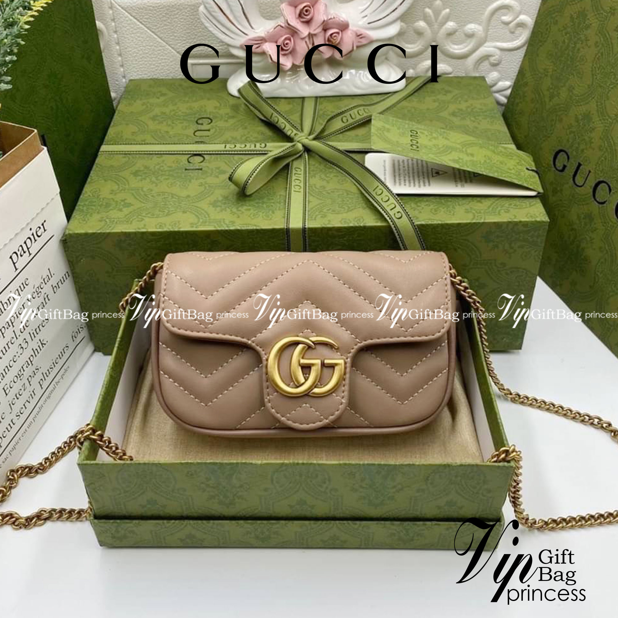 หนังแท้ GUCCI GG Marmont Super Mini กระเป๋าสะพายข้างใบเล็ก น้องมินิ น่ารั๊กมุ้งมิ้ง วัสดุหนังแท้เชฟรอน สายสะพายแบบโซ่ อะไหล่ทองหรูหรา ด้านหน้าประดับโลโก้แบรนด์หรู ทนทาน แข็งแรง น้ำหนักเบา น่ารักมุ้งมิ้ง ไม่ควรพลาดเลยค่า ภาพสินค้าถ่ายจากงานขายจริง ใช้งานต่