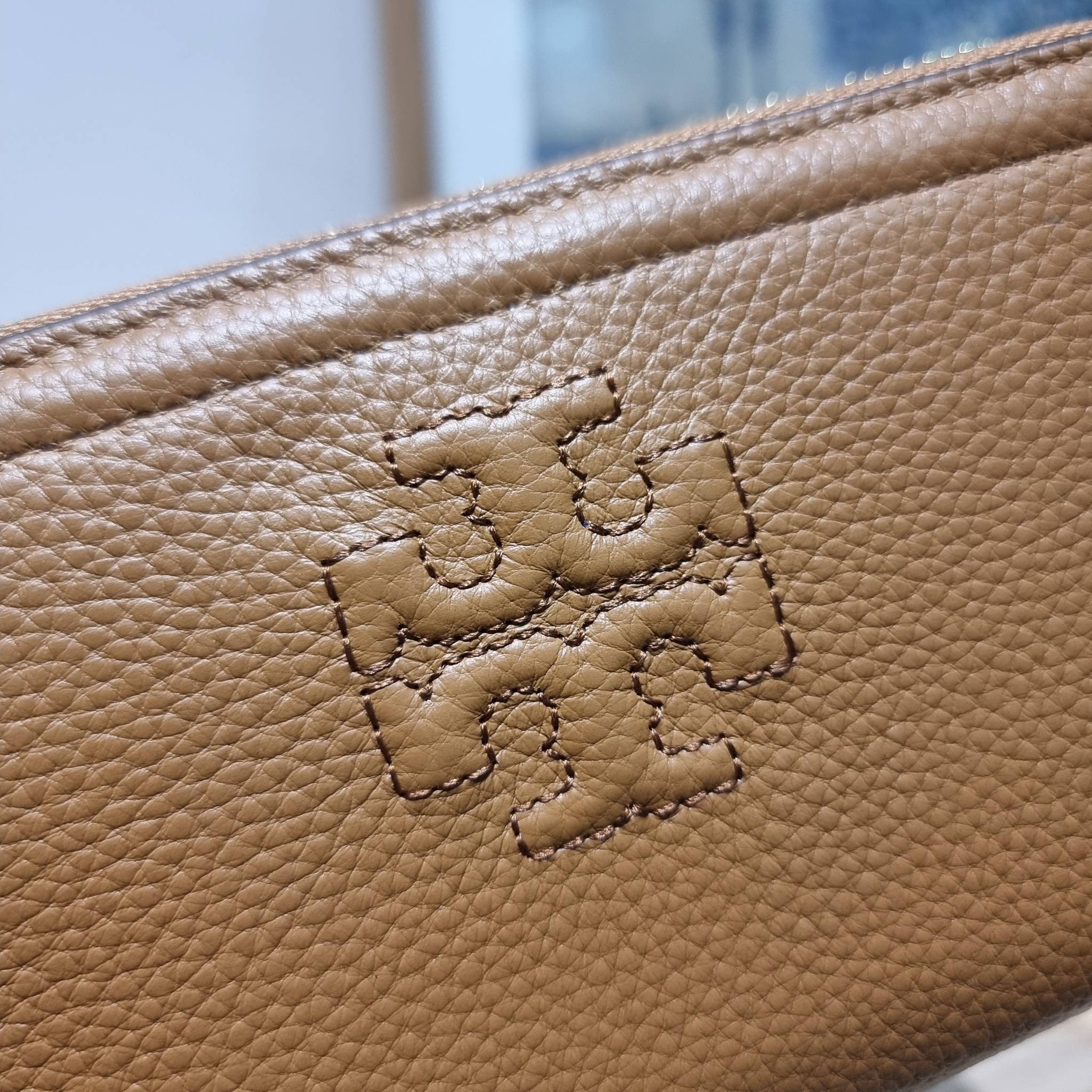TORY BURCH THEA MULTI GUSSET ZIP CONTINENTAL WALLET กระเป๋าสตางค์ใบยาวเบสท์เซลเลอร์ ขนาดกำลังพอเหมาะ ดีไซน์เรียบหรู