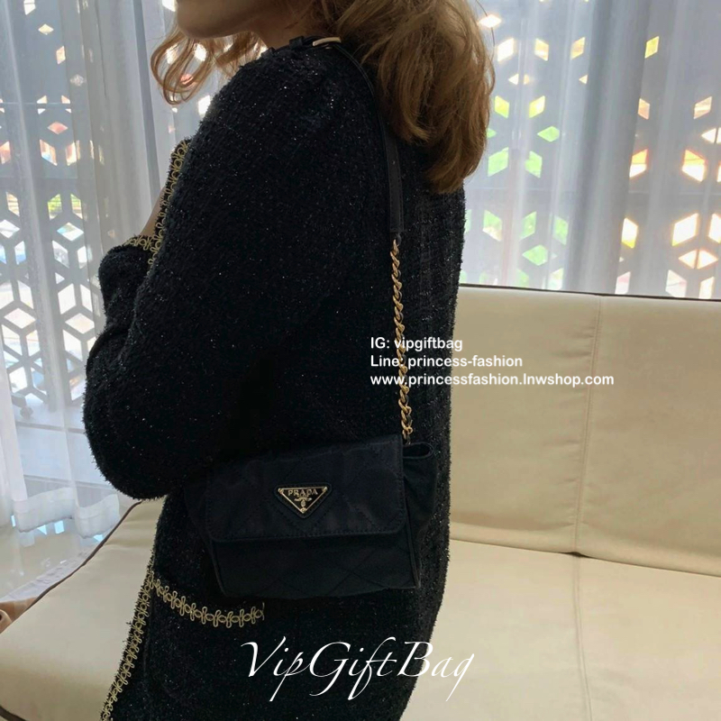 NEW ARRIVAL 2019 !!! ส่งตรงจากเคาเตอร์ต่างประเทศ นานๆจะมาทีคะ ขนาดกะทัดรัด กับแบรนด์ Prada เก๋ ไม่ซ้ำใครแน่นอนคะรุ่นนี้ เปิดปิดด้วยกระดุมแม่เหล็ก ภายในบุผ้าแบรนด์ และ มีป้ายโลหะแบรนด์ อะไหล่ทองทั้งใบ สามารถใส่Iphone11+ ได้ งานน่ารัก ราคาดี้ดีแบบนี้ มีมาไม