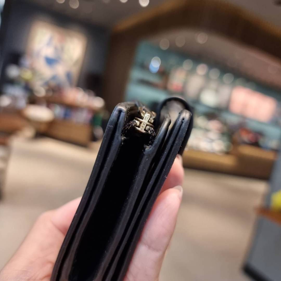 COACH C0082 MEDIUM CORNER ZIP WALLET IN SIGNATURE CANVAS ดีไซน์ใหม่ล่าสุด!! กระเป๋าสตางค์ใบกลาง 👛 ขนาดกำลังเหมาะมือ วัสดุหนังแคนวาสเคลือบลาย ดูแลรักษาง่าย มีช่องใส่บัตรและธนบัตรครบ และช่องซิปแยกไว้ใส่เหรียญ ครบเซ็ทแบบนี้เหมาะส่งต่อเป็นของขวัญที่สุ