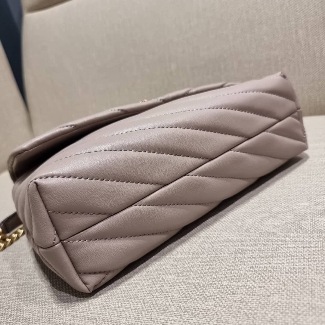 TORY BURCH KIRA CHEVRON CONVERTIBLE SHOULDER BAG (SMALL / MEDIUM) กระเป๋าสะพายรุ่นยอดฮิต ไซส์คลาสสิค ที่ใช้ยังไงก็ดูหรู ดีไซน์เฉพาะตัว วัสดุหนังแกะ สัมผัสนิ่ม เปิด-ปิดด้วยกระดุมแม่เหล็ก ภายในเป็นช่องโล่ง ใส่กระเป๋าสตางค์ มือถือ เครื่องสำอางค์ พาวเวอร์แบงค