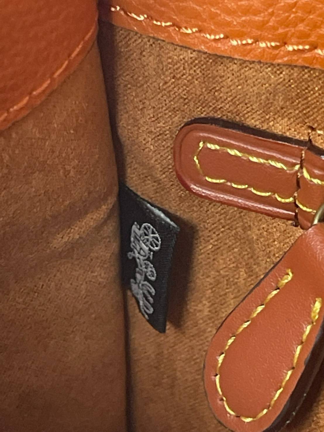 COACH FIELD TOTE 22 WITH PATCHES CA138 ส่วนหนึ่งจาก Coach Pride Collection ซึ่งเป็นการเฉลิมฉลองความเท่าเทียม ความหลากหลาย และการแสดงออกถึงตัวตนที่แท้จริงภายในชุมชน LGBTQIA+ ในเดือนนี้และทุกเดือน ตั้งแต่วันธรรมดาที่วุ่นวายไปจนถึงวันหยุดสุดสัปดาห์ที่เต็มไปด