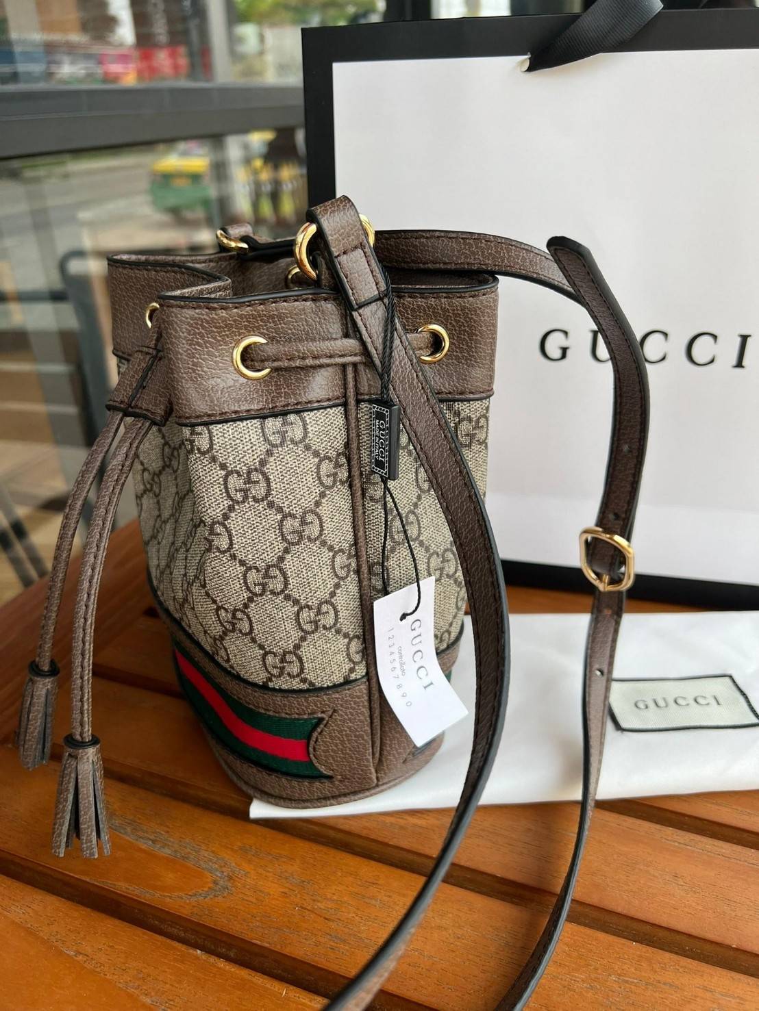 GUCCI Ophidia mini small GG bucket bag กระเป๋าถือหรือสะพายข้าง ขนาดเล็ก ทรงขนมจีบ วัสดุผ้าใบ+หนังแท้ พร้อมแถบลายทางสีเขียวและสีแดงด้านล่าง ด้านในโล่ง มี1ช่องเล็ก สายยาวถอดสายไม่ได้ ปรับระดับได้ ใบนี้เรียบหรูดูดีสุดๆไม่ควรพลาดค่า