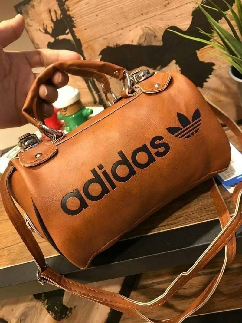 Adidas mini shoulder bag and messenger bag กระเป๋าสะพายข้างสไตล์สปอร์ต วัสดุ pu หนังนิ่มและเรียบ โลโก้แบรนด์ปั้มจมทั้ง2ด้าน เปิดปิดกระเป๋าด้วยซิปเดียว และมีตัวล้อคเพิ่มอีกด้านละ1 ใส่กระเป๋าสตางค์ใบเล็กหรือของจุกจิกได้ มาพร้อมสายหนังยาวถอดและปรับได้ฟรีไซส์