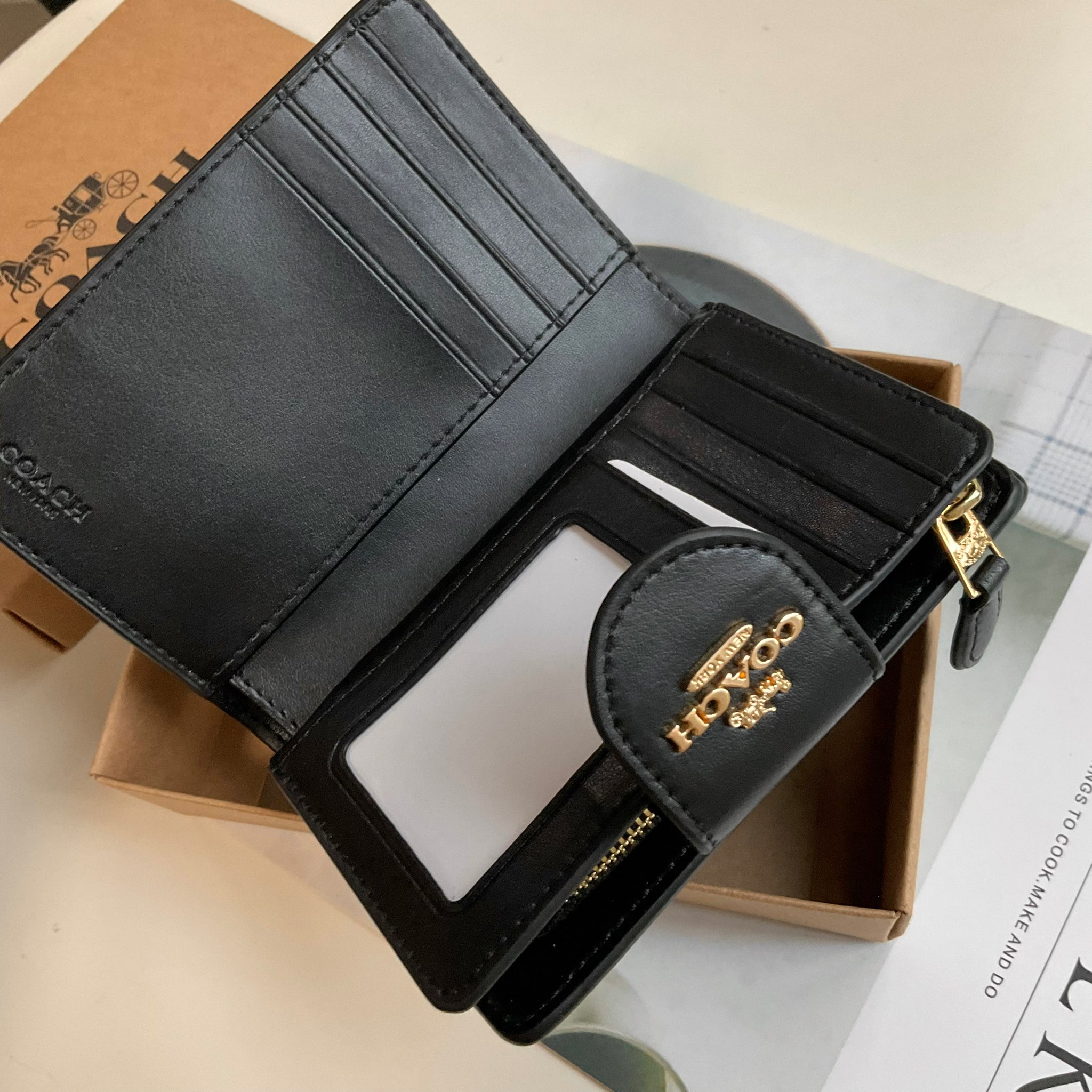 COACH SMALL WALLET IN SIGNATURE CANVAS กระเป๋าสตางค์ใบกลาง แบบพับสองตอน หน้าจดหมาย เปิดปิดด้วยกระดุมปั้มแบรนด์ ด้านในมีช่องใส่บัตรหลายช่อง พร้อมช่องใส่รูป และช่องใส่ธนบัตร ด้านหลังมีช่องซิปเหรียญอีกหนึ่งช่อง น้ำหนักเบา พกพาสะดวก อะไหล่ทองสุดหรู ห้ามพลาดค่