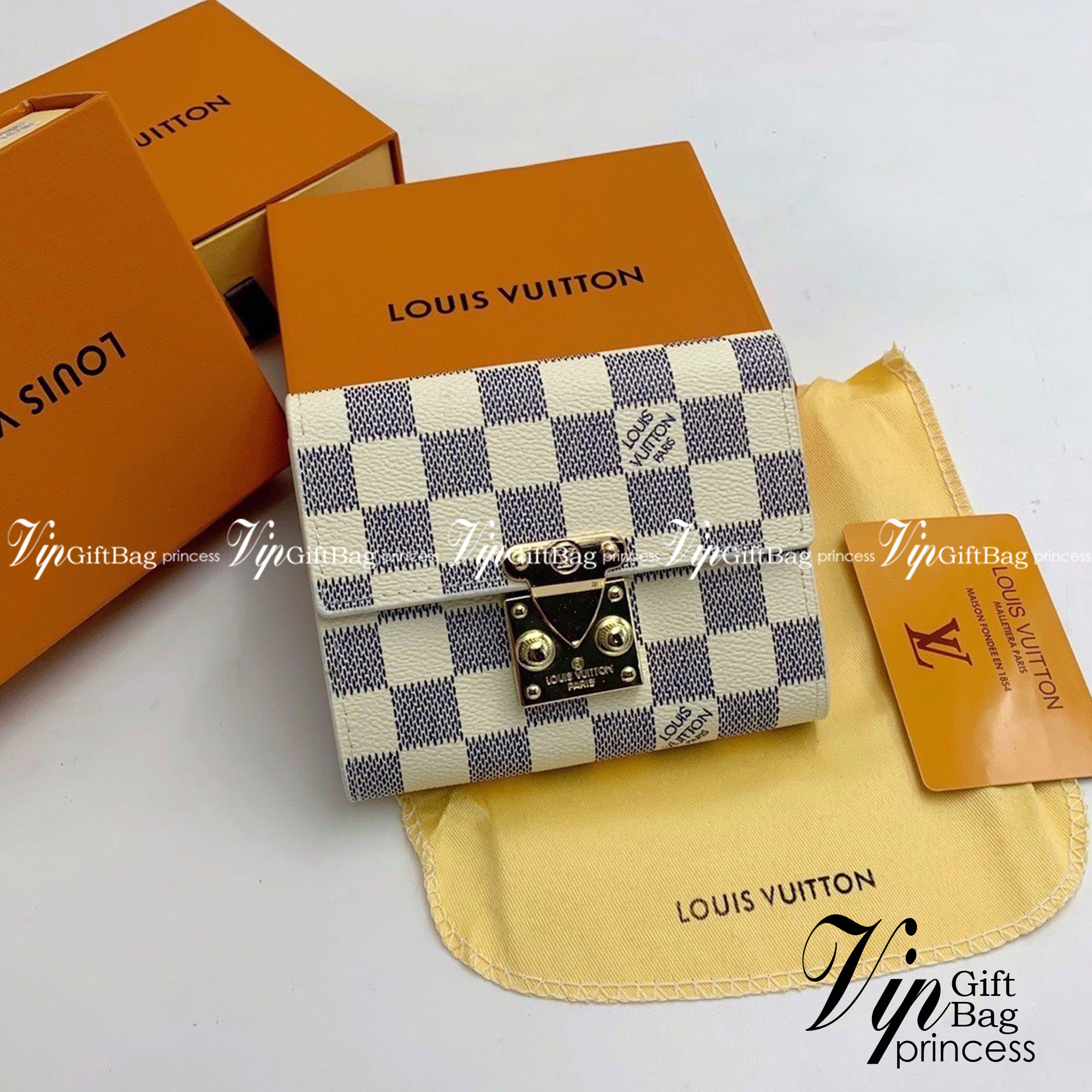 LV Short Wallet กระเป๋าสตางค์ทรงสั้น LV wallet เปิดหน้าอะไหล่ทอง งานสวยหนังดี น่าใช้ งานปั้มแบรนด์ทุกจุด งานจริงสวยเหมือนในรูปค่ะ ได้เวลาเปลี่ยนกระเป๋าสตางค์รับทรัพย์กันแล้ว!! LV wallet กระเป๋าสตางค์รุ่นไอเท็มหายาก ที่สาวๆต้องว้าว!! ใบสั้นขนาดกำลังเหมาะมื