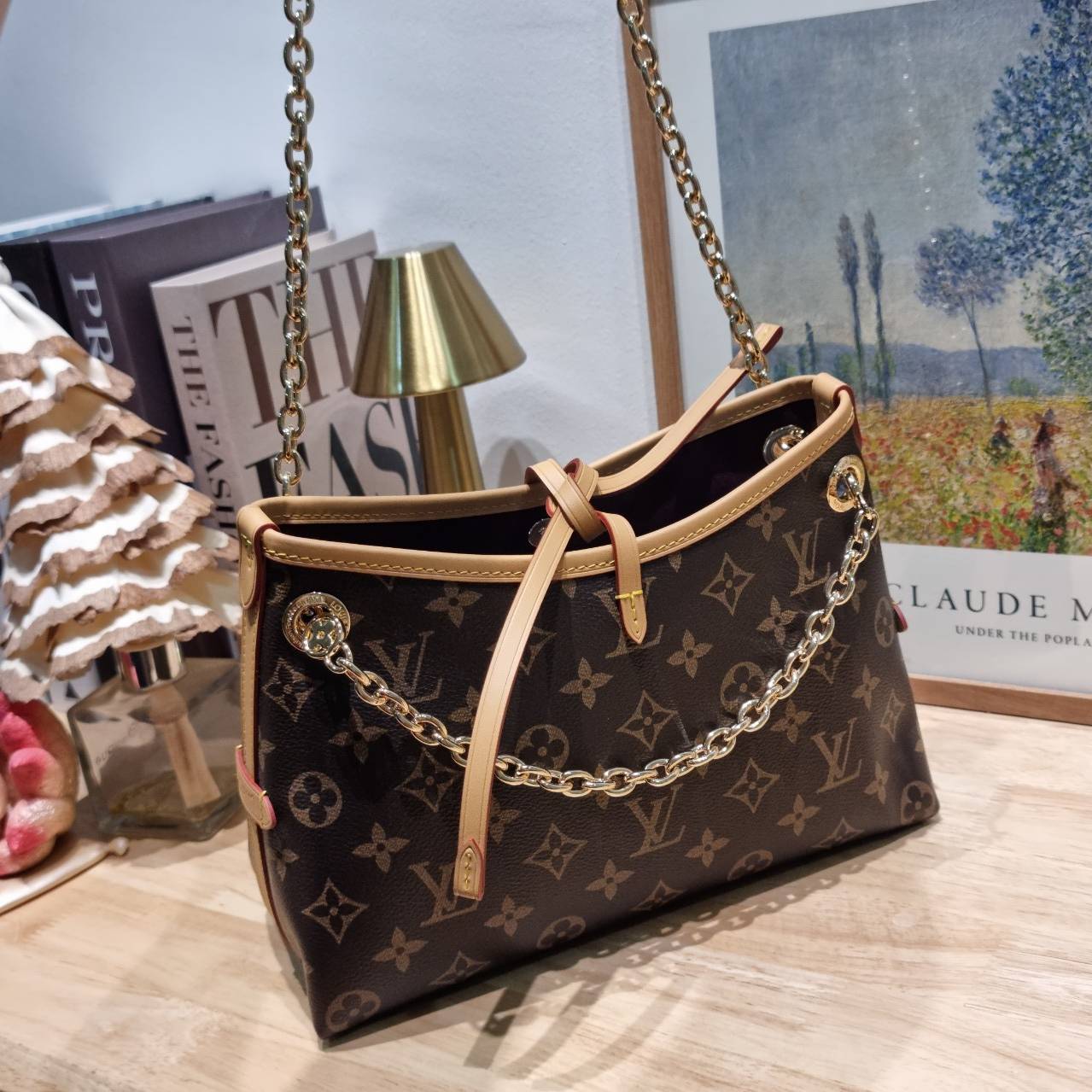 LV CARRYALL BB ใหม่ล่าสุด รุ่นลิมิเต็ดที่สาวๆตามหา จากเคาน์เตอร์ dutyfree ซึ่งเป็นดีไซน์ใหม่ 2025 กระเป๋าสะพายไหล่ทรงสวย ดีไซน์เรียบง่ายคลาสสิค หรู ดูผู้ดี รูปทรงใช้งานง่าย
