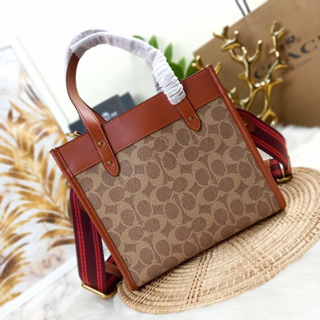 COACH FIELD TOTE 22 WITH HORSE AND CARRIAGE PRINT (C3866)ðāļāļĢāļ°āđāļāđāļēāļāļ·āļ āļāļĢāļ°āđāļāđāļēāļŠāļ°āļāļēāļĒ Unisex āļāļĢāļ TOTE āļŠāļļāļāļŪāļīāļ āļāļĩāđāļŪāļīāļāļāļąāļāļĄāļēāļāļāļąāđāļāļāļēāļĒāđāļĨāļ°āļŦāļāļīāļ// āļ§āļąāļŠāļāļļāļŦāļāļąāļāđāļāļāļ§āļēāļŠāļāļļāļāļ āļēāļ āļāļŠāļĄāļŦāļāļąāļāđāļāđāļāļĒāđāļēāļāļāļĩ āļāļĒāļđāđāļāļĢāļ āļŠāļļāļāļŠāļ§āļĒ āđāļāļāđāļāđāļāļāđāļ§āļĒāļĨāļēāļĒ C Signature āļāļĩāđāđāļāđāļāđāļāļāļĨāļąāļāļĐāļāđ// āļāđāļēāļāđāļāđāļĨāđāļāļāļ§