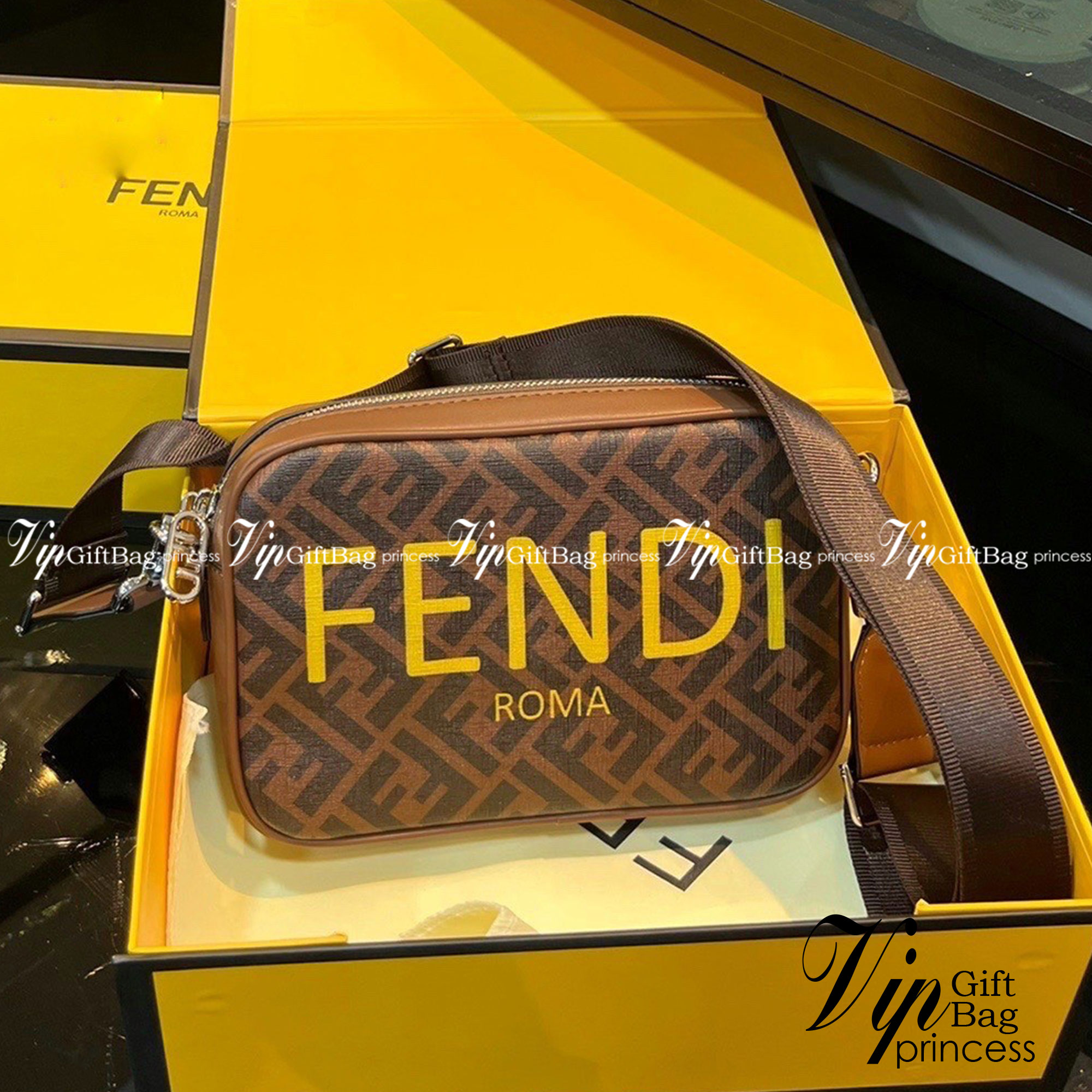 Fendi FF logo-print Messenger Bag / Fendi Borsa a spalla con logo FF กระเป๋าสะพายเฟนดิ คอลเล็คชั่นใหม่ พร้อมส่ง