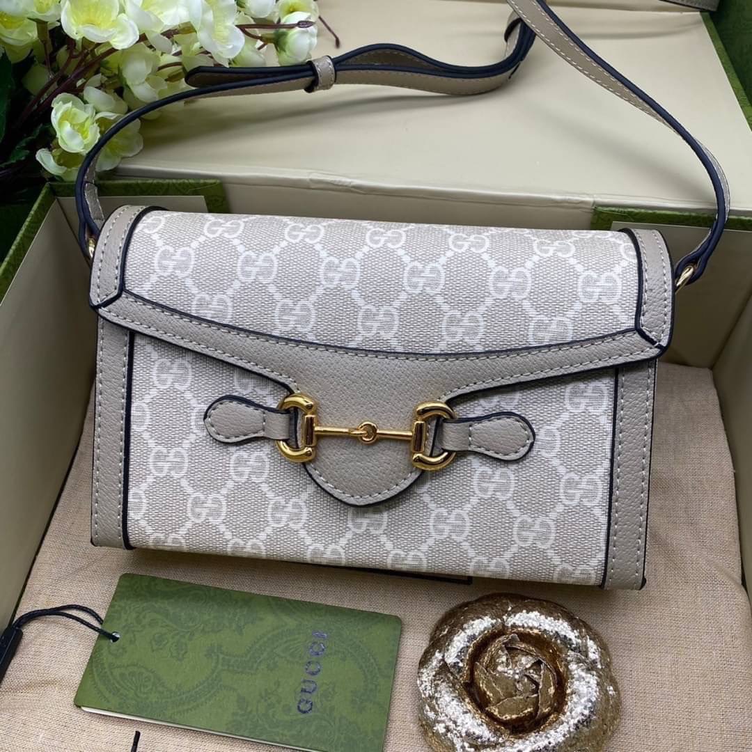 GUCCI HORSEBIT 1955 MINI BAG กระเป๋าสะพาย กระเป๋าใส่โทรศัพท์ ดีไซต์สัญลักษณ์วงแหวนตามแบบฉบับ GG มาพร้อมกล่องแบรนด์และสายสะพายยาวที่สามารถปรับระดับได้ พร้อมส่งให้สะพาย สวยๆ กันแล้ววันนี้ ใบนี้ must have..ค่ะ.!!