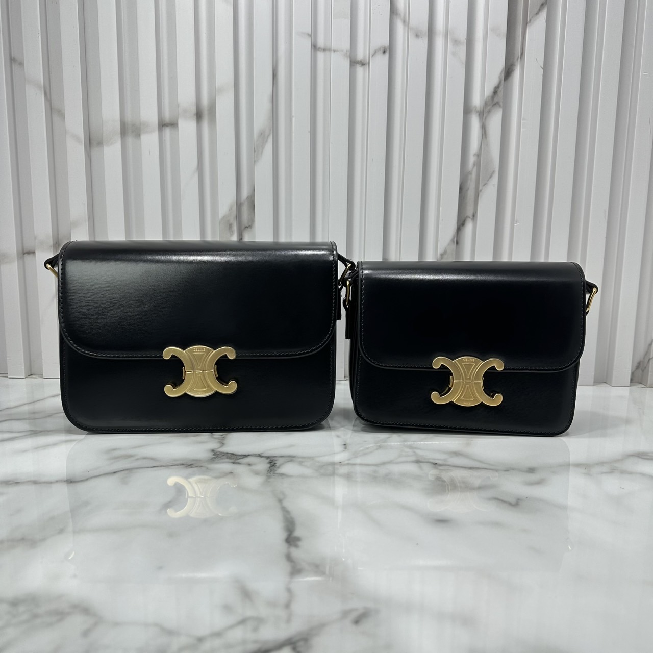 ORI หนังแท้ | 7" CELINE TRIOMPHE TEEN BAG in glossy leather กระเป๋าสะพายรุ่นยอดนิยม ถ่ายทอดให้เห็นถึงแก่นแท้ของสไตล์แบบ CELINE งานหนังเรียบเงาสวยหรูหรา