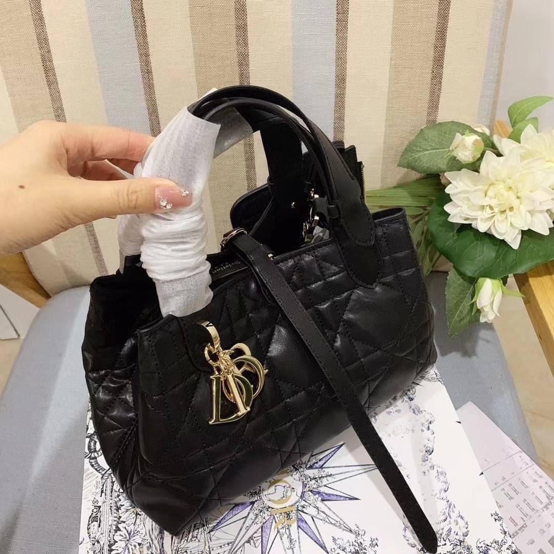 Small Dior Toujours Bag กระเป๋าสะพายทรงโท้ท พร้อมใบลูกเข้าเซ็ท ดีไซส์เรียบหรูทันสมัย ภายในโล่งกว้างมาก จุของได้เต็มที่ รูปทรงคลาสสิค หนังสวย หรูหราเกินเบอร์