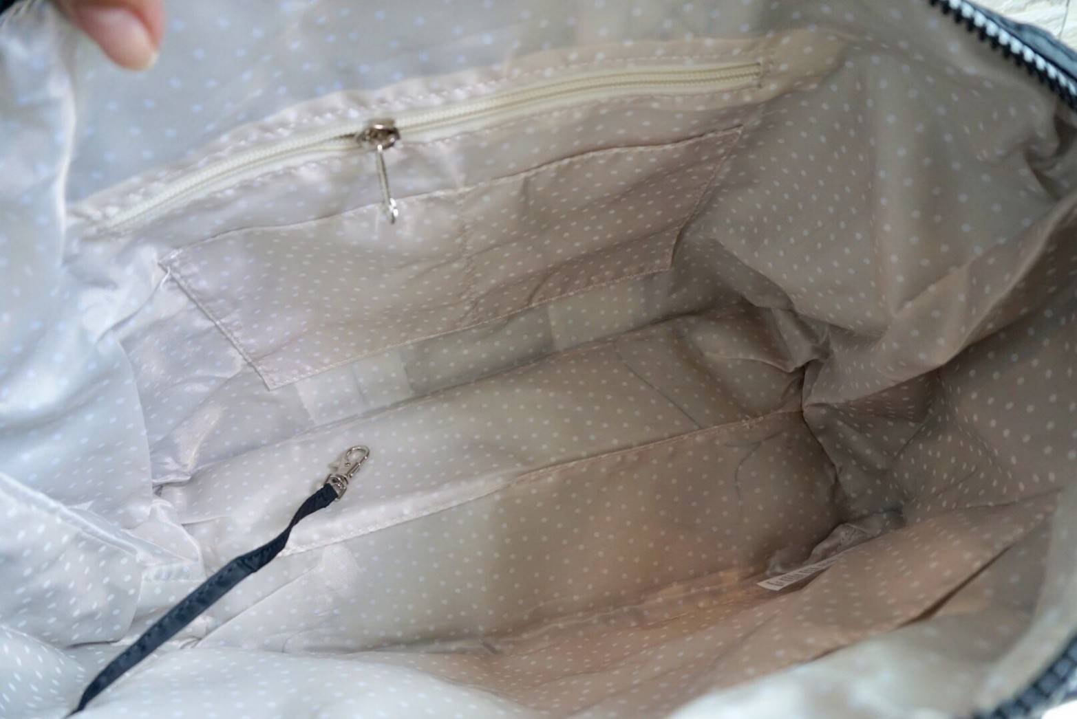 Kipling Tiram Handbag 2018!!! Kipling factory oem HK กระเป๋าสะพายใบใหญ่ วัสดุไนล่อนคุณภาพสูง กันน้ำ ระดับนึงเลยค่ะ สามารถถือได้ สะพายข้างได้ เปิดปิดกระ แบบซิปคู่ ภายในกระเป๋าโล่งกว้าง มีข่องซิป ช่องเล็ก และ ช่องขนาดกลางเสริมนวมให้ด้วยค่ะ พร้อมสายห้อยกุญแจ