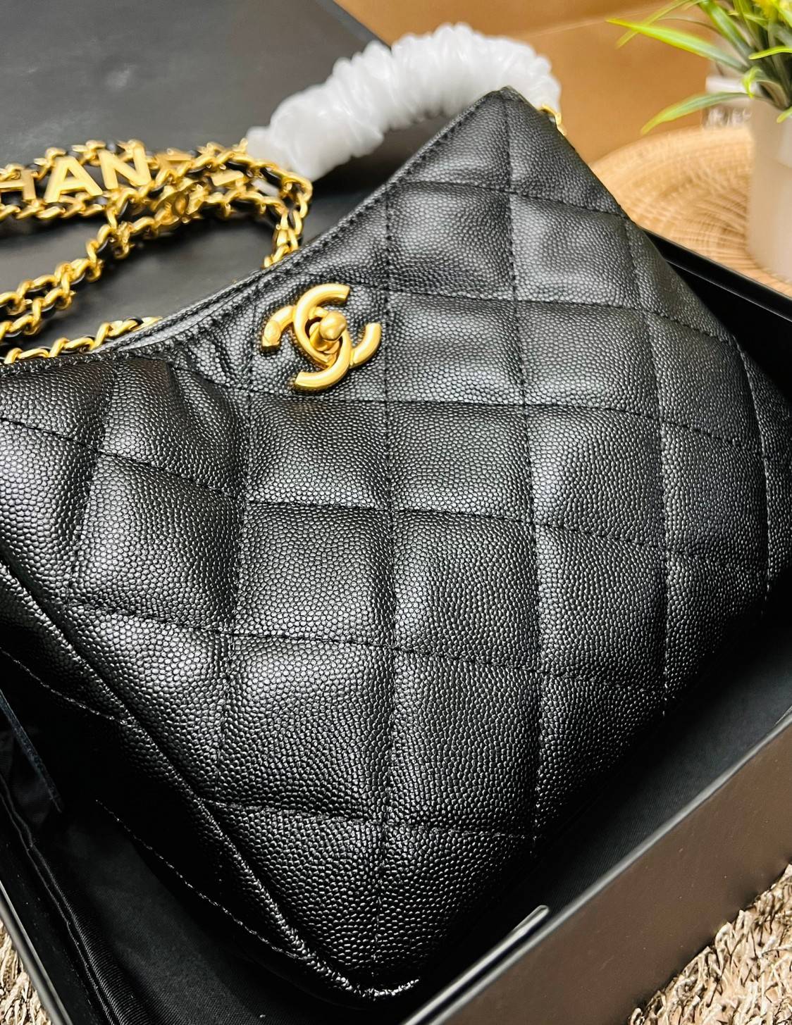CHANEL กระเป๋าหิ้วหรือสะพายไหล่ หนังแท้ลสบคาเวียร์สวยงามมากๆ 🌟โดดเด่นด้วยสายของกระเป๋ามีโลโก้แบรนด์ประดับ หรูมากๆค่ะ เปิด-ปิดกระเป๋าแบบหมุนล็อค ภายในใส่กระเป๋าเงินใบกลาง;มือถือได้ทุกรุ่น;ของจำเป็นจุกจิกอื่นๆได้หลายอย่าง มีช่องเล็กให้ใส่ของจุกจิกนะ