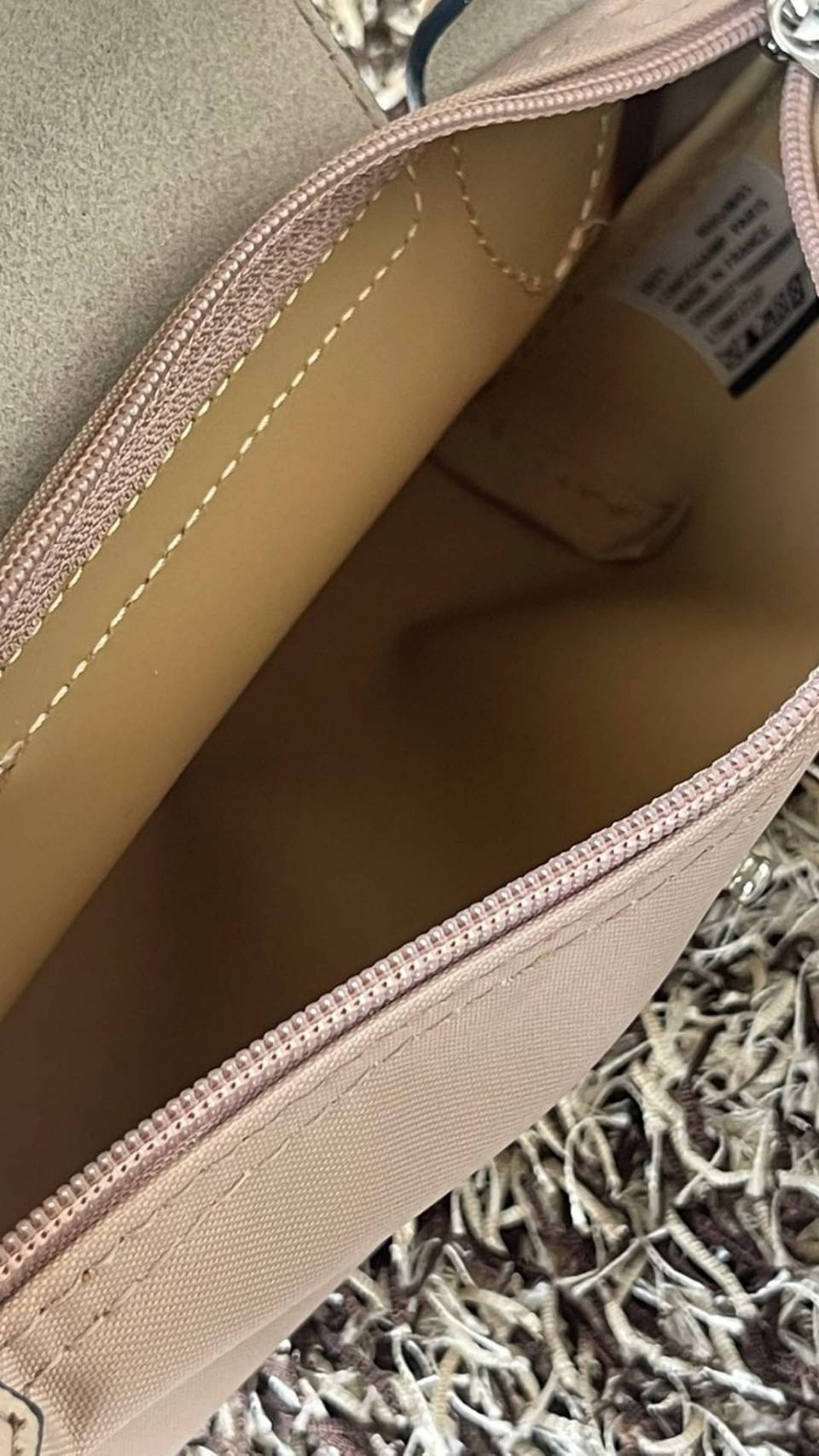 LONGCHAMP LE PLIAGE ORIGINAL Pouch with handle กระเป๋าถือขนาดมินิทรงpouch ให้ความหรูหราจาก Le Pliage (เลอ ปลิยาจ) ในขณะที่ที่ปิดแบบซิปช่วยให้คุณมั่นใจได้