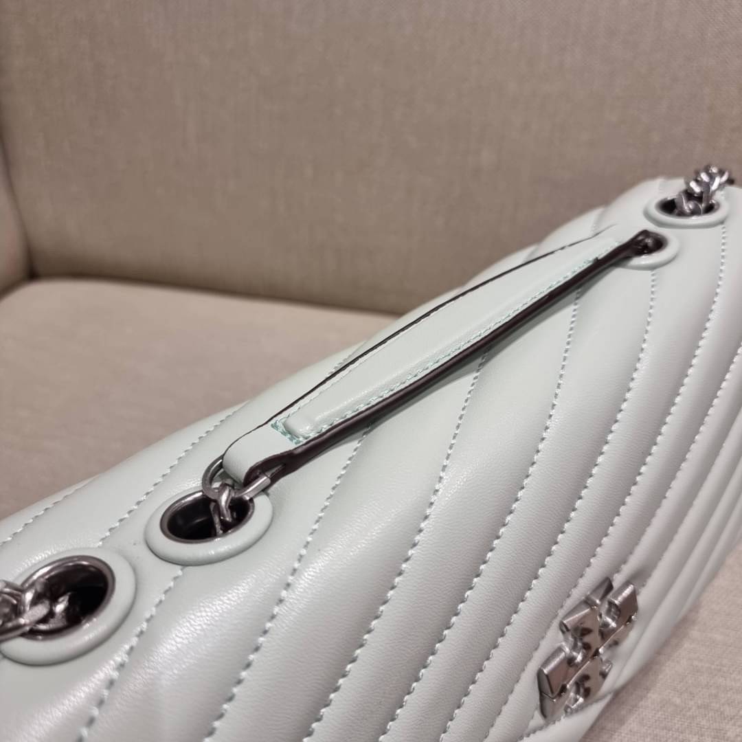 TORY BURCH KIRA CHEVRON CONVERTIBLE SHOULDER BAG (SMALL / MEDIUM) กระเป๋าสะพายรุ่นยอดฮิต ไซส์คลาสสิค ที่ใช้ยังไงก็ดูหรู ดีไซน์เฉพาะตัว วัสดุหนังแกะ สัมผัสนิ่ม เปิด-ปิดด้วยกระดุมแม่เหล็ก ภายในเป็นช่องโล่ง ใส่กระเป๋าสตางค์ มือถือ เครื่องสำอางค์ พาวเวอร์แบงค