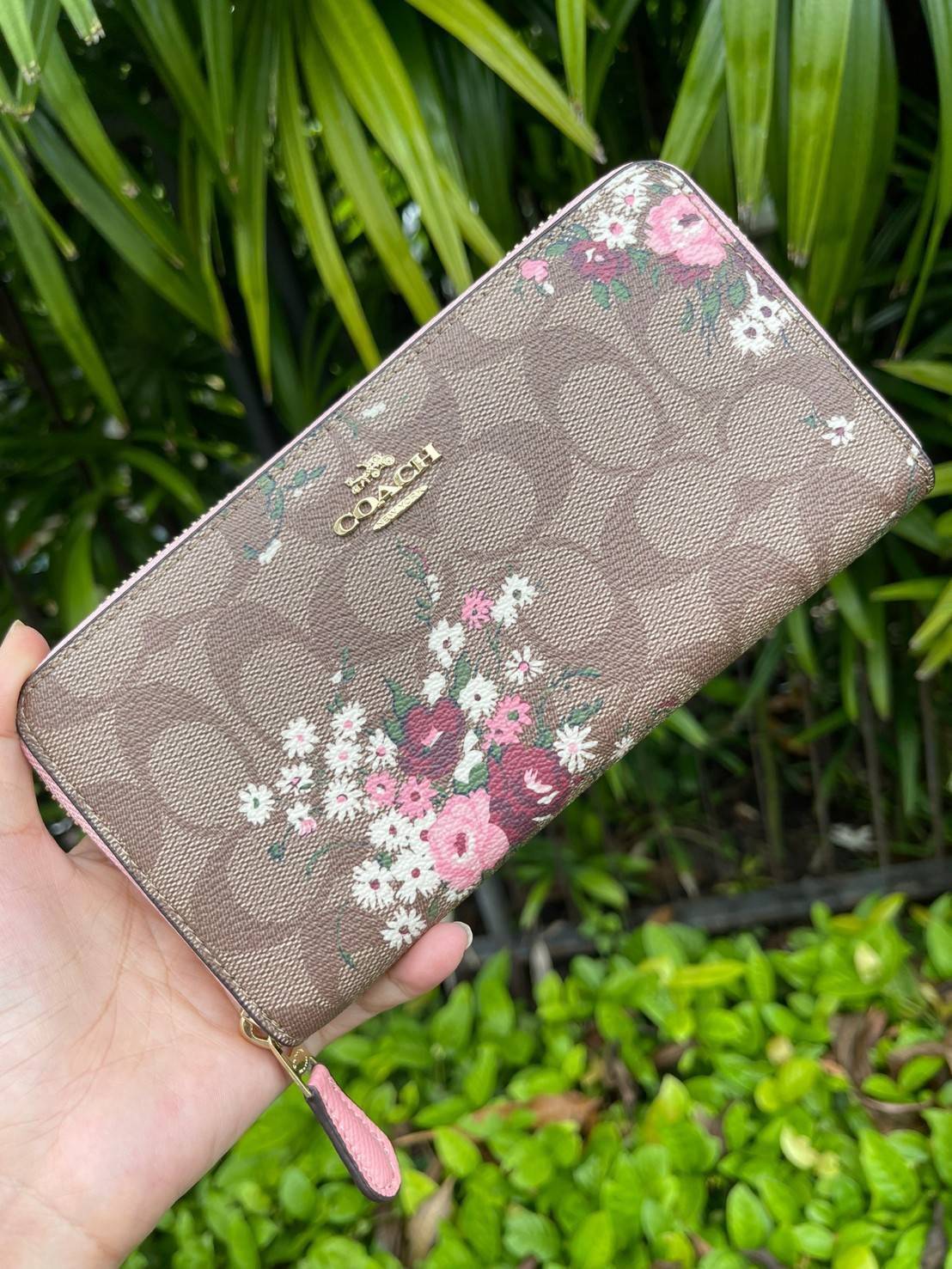 COACH ACCORDION ZIP WALLET IN SIGNATURE CANVAS กระเป๋าสตางค์ใบยาวนี้ที่เหมาะกับการใช้งานทุกรูปแบบ นอกจากเพิ่มความมั่นใจแล้ว ยังทำให้ชีวิตของเราง่ายขึ้นอีกด้วย โดยการเปิดปิดแบบซิปรอบ สามารถใส่ธนบัตร เหรียญ บัตรต่างๆได้หลายใบเลยทีเดียว ขนาดของกระเป๋าสามารถถ