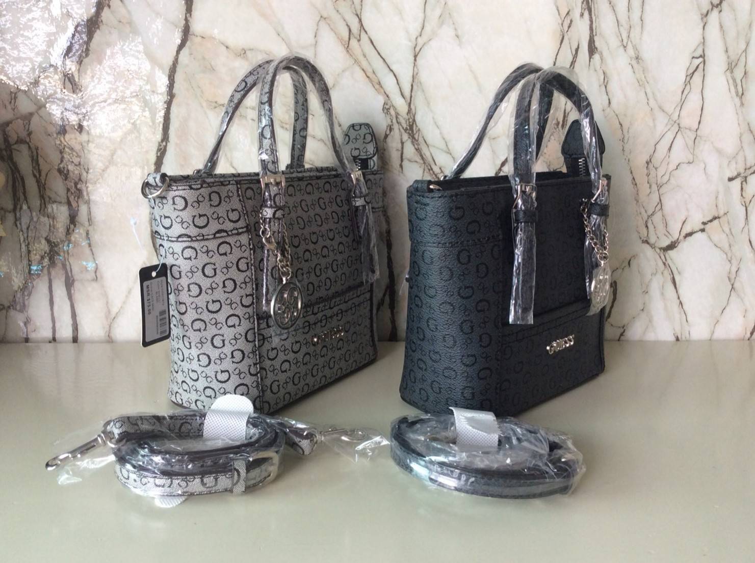 Don’t Miss! GUESS CATE MINI CROSS BODY BAG กระเป๋าถือหรือสะพายรุ่นที่ฮิตและขายดีที่สุดจาก GUESS FACTORY หนัง Saffiano ลาย GUESS Signature สวยอยู่ทรง ขนาดกำลังดี น้ำหนักเบา ด้านหน้าประดับโลโก้พร้อมพวงกุญแจโลโก้แบรนด์ห้อยที่หูกระเป๋าถอดเเยกใช้ได้ เปิดปิดด้ว