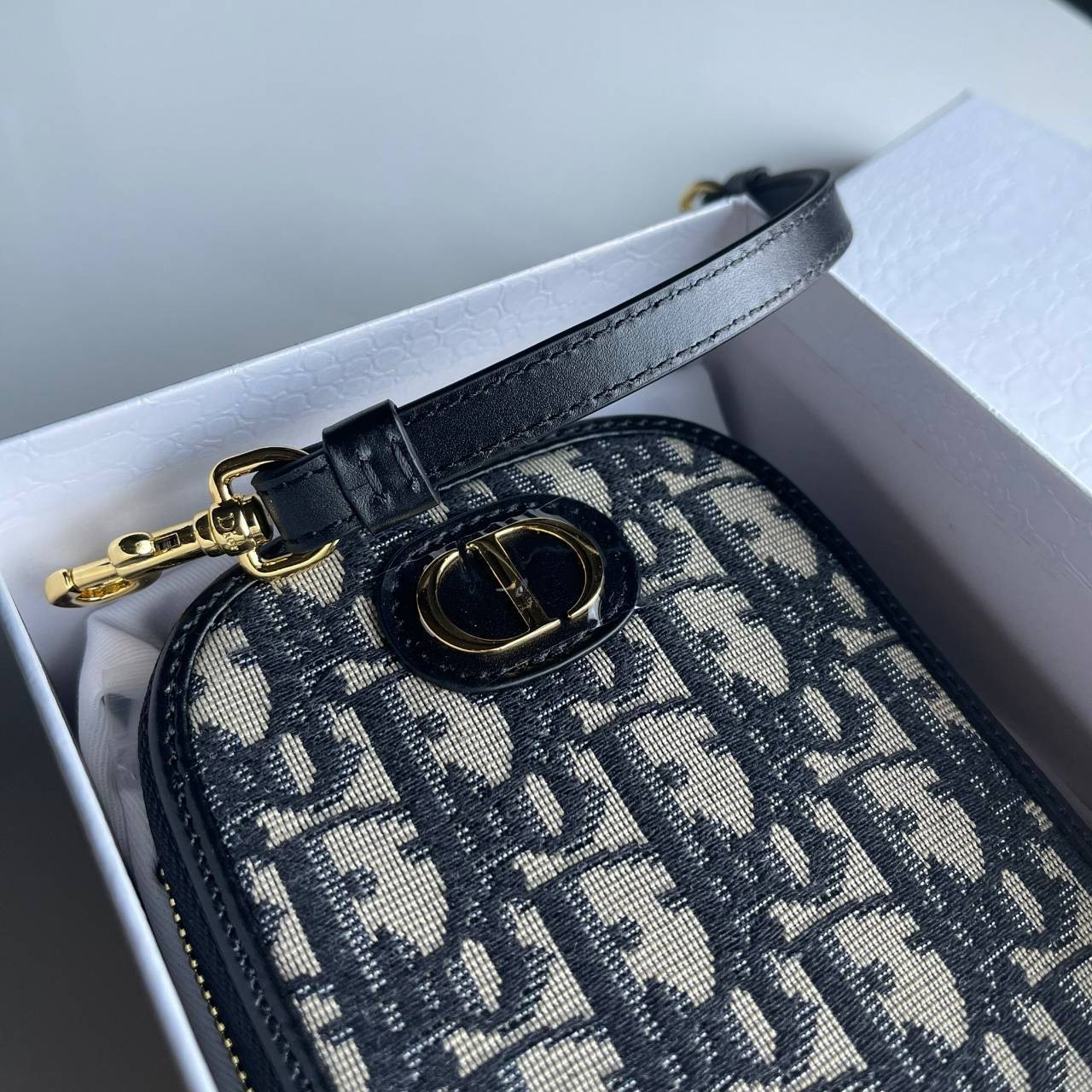DIOR Phone Bag / DIOR 30 Montaigne Phone Holder Blue Dior Oblique Jacquard เกรดใช้งานสลับของแท้ เกรดออริจินอล กระเป๋าใส่โทรศัพท์ติดโลโก้ CD สีทองด้านหน้ากระเป๋า มีสายโซ่สีทองแบบยาวที่สามารถสะพาย crossbody ได้ และสายหนังเอามาหิ้วเก๋ๆ ก็ได้นะคะ สายทั้ง 2 สา