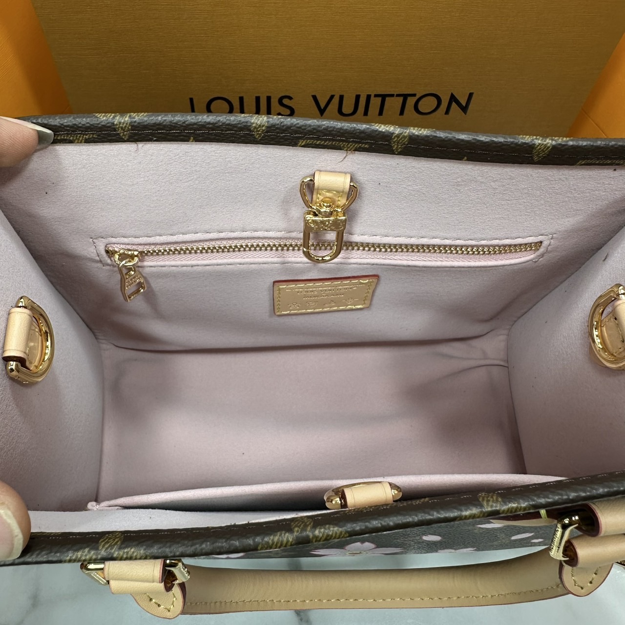 ORI หนังแท้ | คอลใหม่ดอกไม้แสนหวาน LV x TM Cherry Blossom bag กระเป๋าสะพายดีไซน์คลาสสิครุ่นสุดปัง ปรับลุคให้มีชีวิตชีวาด้วยลายดอกไม้เชอรี่บลอสซั่ม คอลใหม่สุดเอ็กซ์คลูซีฟ