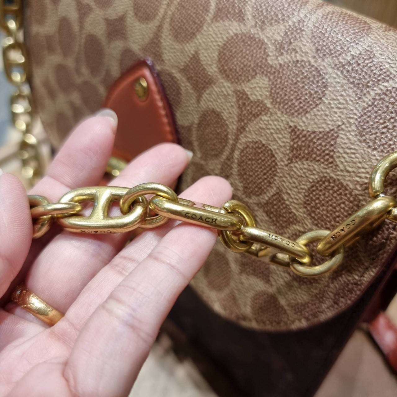 COACH C2418 BEAT SHOULDER IN SIGNATURE CANVAS WITH HORSE AND CARRIAGE PRINT กระเป๋าสะพายดีไซน์เลิศสุดหรู ปังกับดีเทลที่สุดใบนี้ เพราะมาพร้อมสายถึง 3 แบบ สลับใช้ไปรัวๆ หลากหลายไม่จำเจ สวยได้ทุกวัน เปิด-ปิดด้วยกระดุมแน่นหนา ภายในเป็นช่องโล่ง แบ่งสัดส่วน ใส่