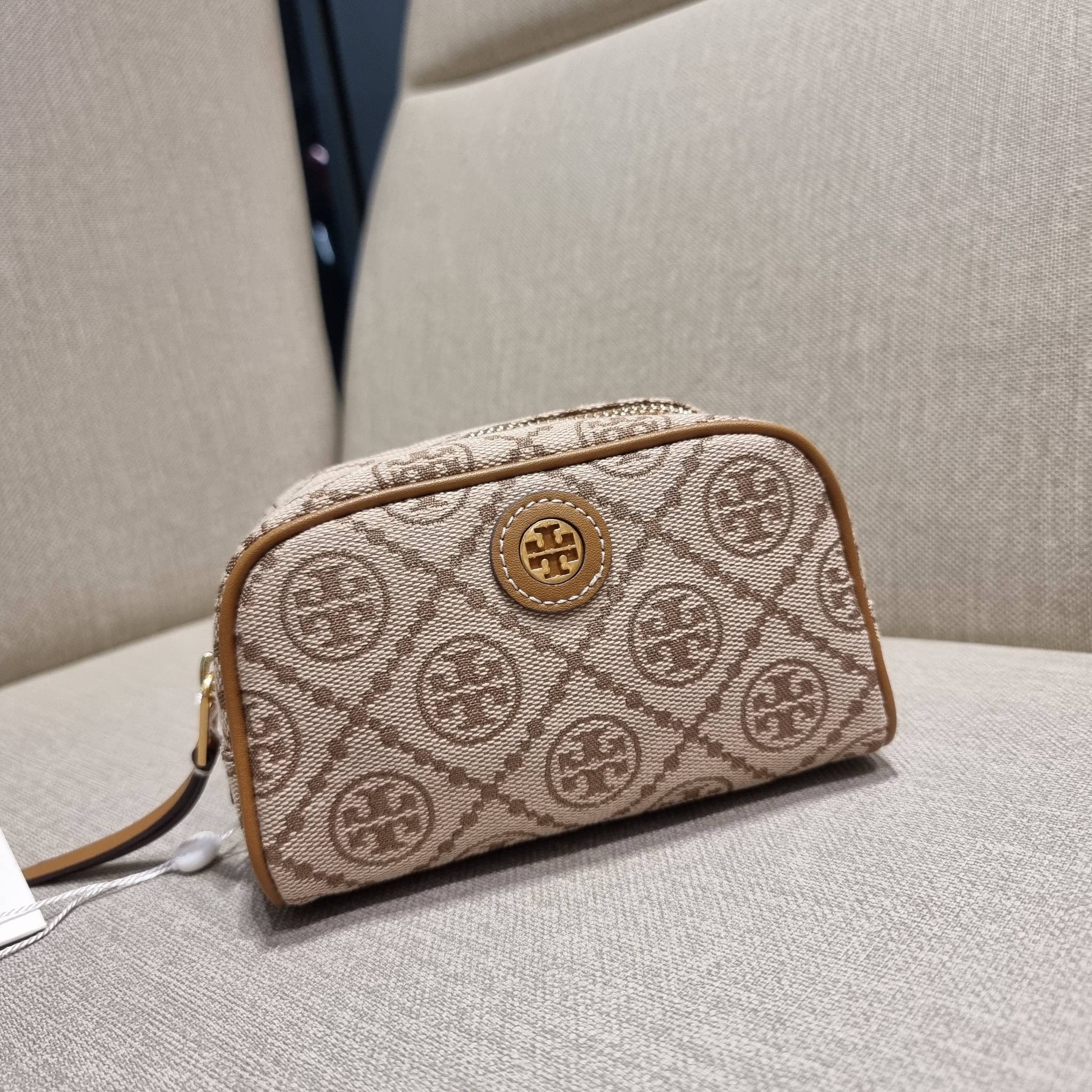 TORY BURCH T MONOGRAM JACQUARD MINI COSMETIC CASE ใหม่ล่าสุด กับกระเป๋าเอนกประสงค์ ที่ไม่ว่าจะไว้ใส่เครื่องสำอางค์ หรือจะไว้พกจำเป็นเช่น เงิน หรือกุญแจต่างๆ น้องใบนี้จัดให้ได้หมด สวยหรู ขนาดเหมาะมือ ถือแล้วขับผิว วัสดุผ้า jacquard รูดเปิด-ปิดด้วยซิป ภายใน