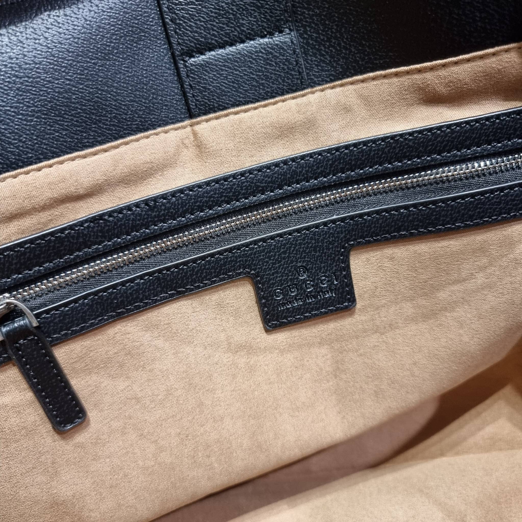 GG×BALEN MEDIUM OPHIDIA TOTE สุดครีเอท กับกระเป๋าช้อปปิ้งทรงโท้ท ใบใหญ่ สุดคุ้ม!! โดดเด่นด้วยลวดลายเพ้นท์กราฟฟิตี้ วัสดุผ้าแคนวาส ตัดแต่งเล่นขอบด้วยหนังแท้ ภายในโล่งกว้างมาก ใส่ของได้สบาย หิ้วไปเที่ยวต่างจังหวัด สะพายไปต่างประเทศตามใจ!! เลิศตรงที่ดีไซน์ใบ