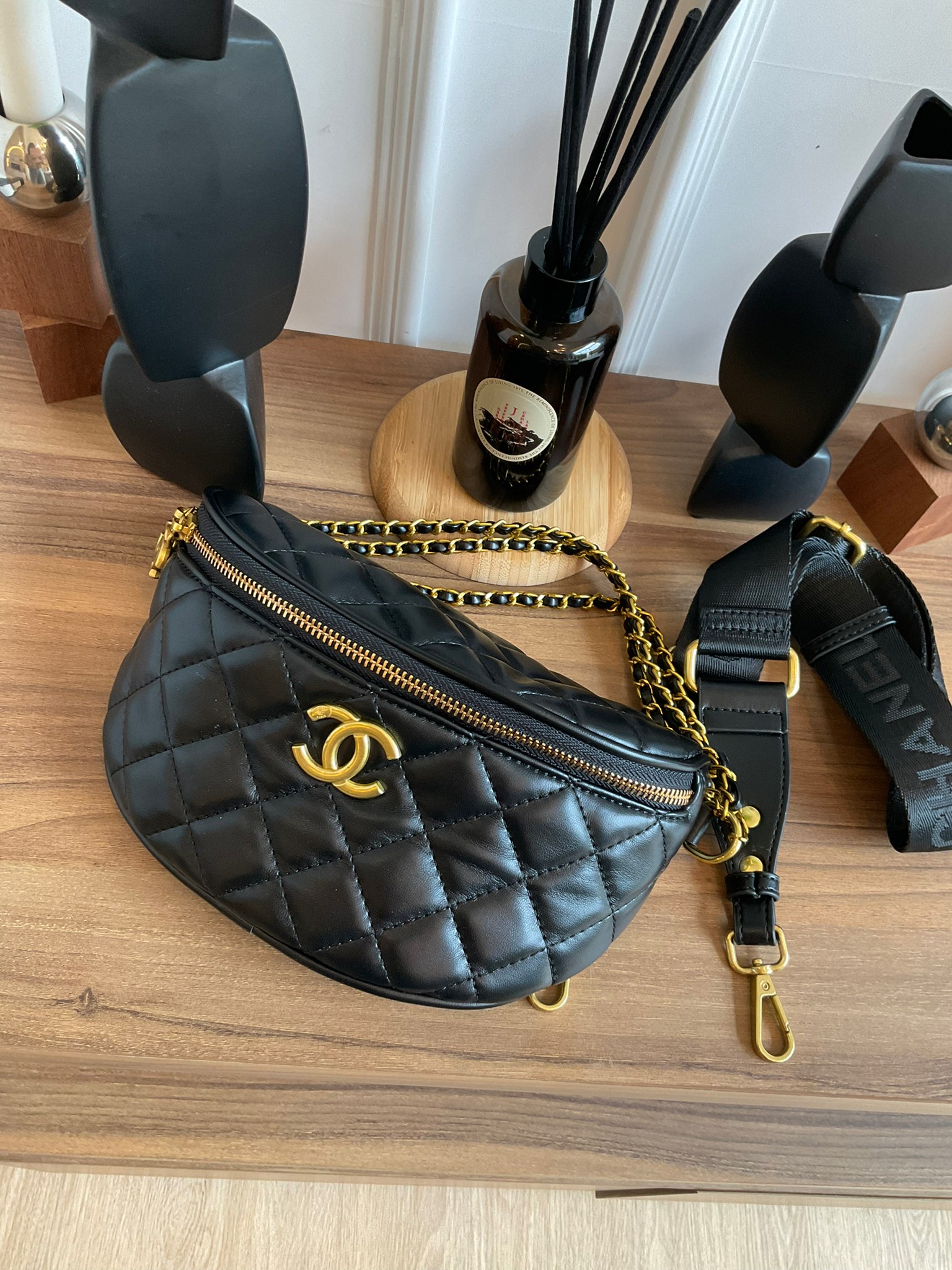 Chanel Belt bag black / CHANEL VIP GIFT CAVIER BAG CHANEL VIP GIFT BAG กระเป๋าคาดอกสุดเก๋ ที่กำลังมาแรงมาในตอนนี้ ตัวกระเป๋าเป็นหนังพียูพรีเมี่ยม อะไหล่ทองวินเทจทั้งใบ ด้านหน้าประดับโลโก้แบรนด์ เปิดปิดด้วยซิปยาว ด้านในใส่กระเป๋าสตางค์สั้นได้ มาพร้อมสายยาว