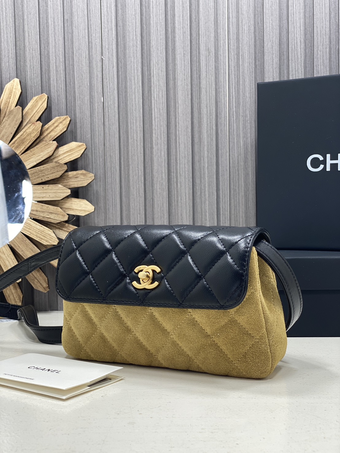 ORI หนังแท้ | Chanel Mini Flap Velvet Leather Bag กระเป๋าสะพาย ดีไซน์ทูโทนสุดไอคอนิก ฝาพับหนังตัวกระเป๋ากำมะหยี่โทนสีเบจ ตัดสีกันอย่างลงตัว สวยหรูโดดเด่น