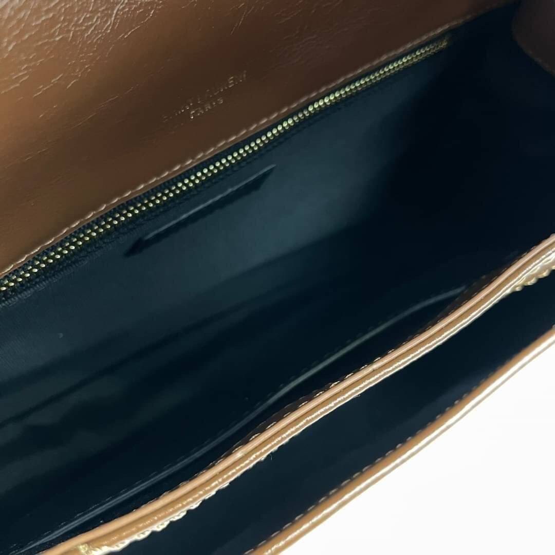 Saint Laurent Niki shoulder bag กระเป๋าสะพายรุ่นโดดเด่นด้วยโครงสร้างทำจากหนังวัว หนังมันเงา นิ่ม งานสวยมากๆ ค่ะ ด้านหน้าประดับโลโก้แบรนด์ และมีช่องสำหรับเก็บของที่หยิบใช้บ่อย ตอบโจทย์การใช้ชีวิตระหว่างวันได้ดีมากๆ สายสพายดีไซน์ได้หลายรูปแบบ แมทกับการแต่งต