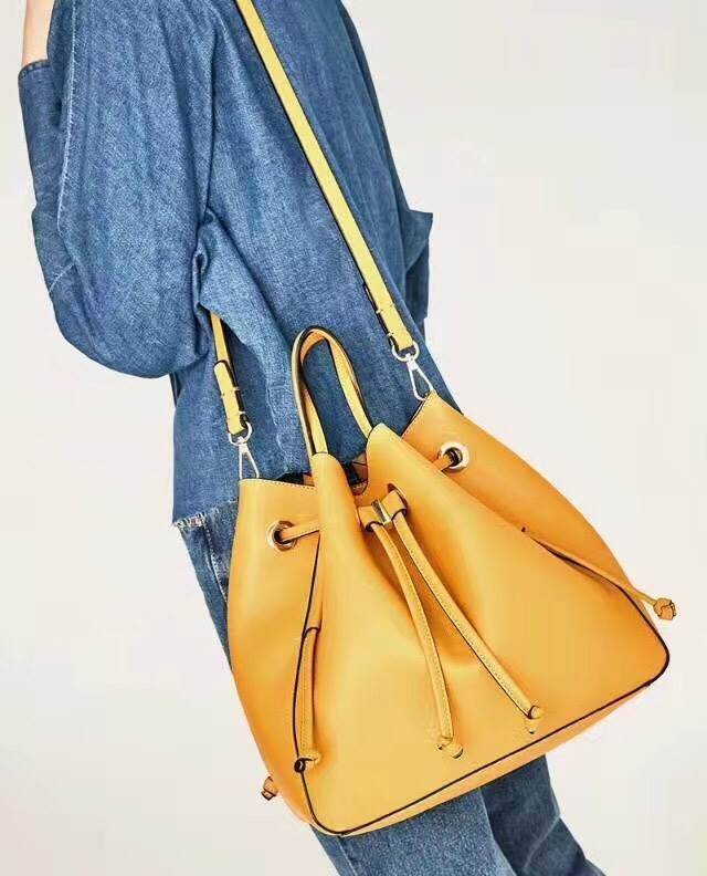 Zara bucket bag crossbody ใหม่ล่าสุดจากแบรนด์ Zara กระเป๋าสะพายทรง bucket สีสด หนังนุ่มมากกกก เนื้อดี สามารถสะพายได้ 2 แบบค่ะ แบบแรก shoulder bag ขนาดพอดีไหล่ และแบบที่สอง กระเป๋าสายยาวสามารถสะพายไหล่หรือ cross body ก็ได้ มีสายสะพายยาวมาให้สามารถถอดออกได้