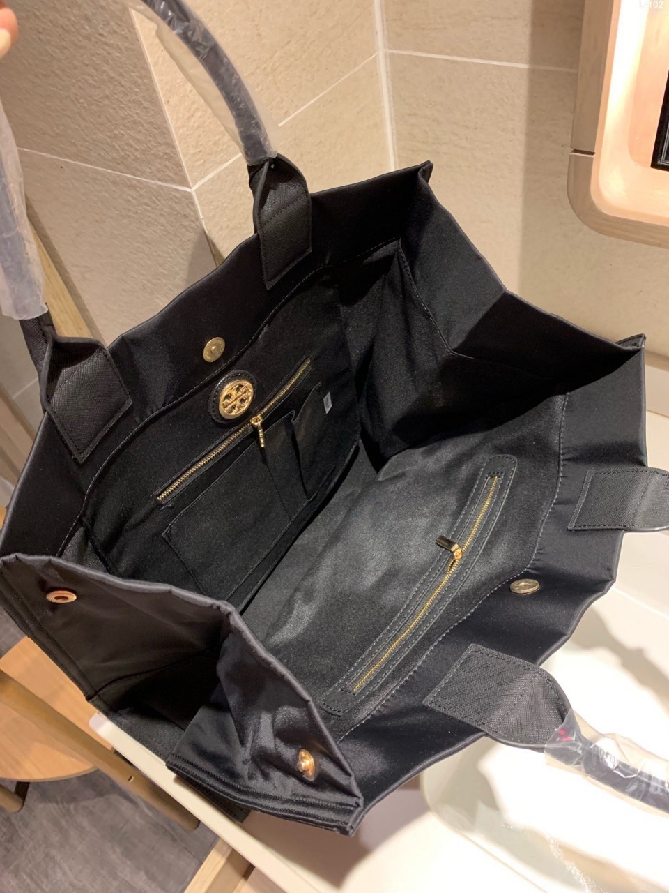 ของแท้ 💯% TORY BURCH ELLA TOTE BAG กระเป๋าทรง SHOPPING วัสดุ NYLON ทั้งใบตัดด้วยหนัง SAFFIANO ดำ แต่งโลโก้แบรนด์ด้านหน้า ด้านในเปิดปิดด้วยกระดุมแม่เหล็ก