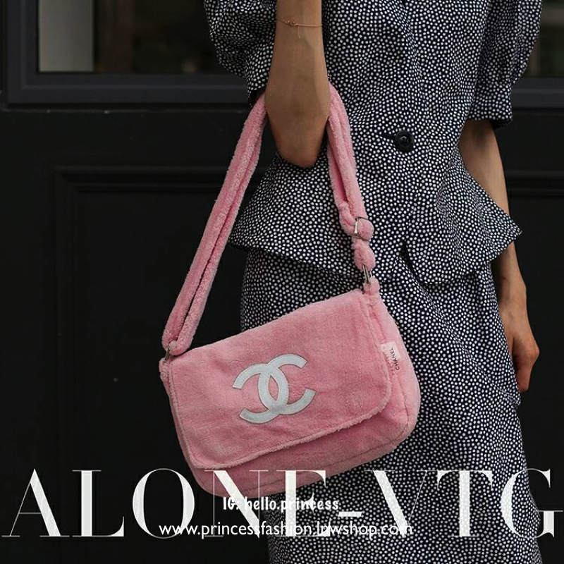 MUST HAVE ITEM 2019 !! รุ่นยอดฮิตของ *วัยรุ่นสายสตรีท ทั่วโลก จากงาน CHANEL VIP GIFTของแท้ 100% เป็นกระเป๋า ใบสวยรุ่นหายาก ขนาดกำลังดี ใช้ได้ทั้งหญิงชายเลยค่ะ ขนเฟอร์นิ่มมากกก เก็บของอย่างดี น้ำหนักเบา ด้านในมีช่องใส่ของจุกจิก MIX ได้หลากหลายแนว กับราคาสบ