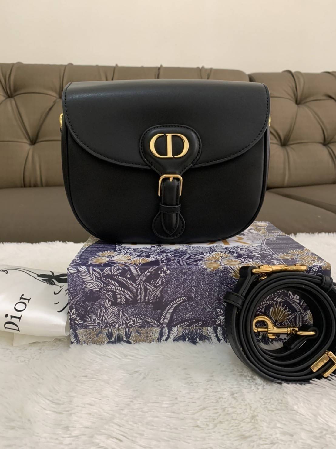 Dior Bobby Bag (GWP) พรีเมี่ยมกิ้ฟ Limited Edition วัสดุหนังแท้ Calfskin อะไหล่ทอง กระเป๋าหรูยอดฮิต ดีไซน์เป็นทรงโค้งเรียบหรูแบบโบฮีเมียนนิดๆ ด้านหน้าประดัลโลโก้ CD เด่นชัด ตอกย้ำความเป็นแบรนด์หรู Christian Dior แมทกับชุดได้ง่าย ใช้ได้ทุกวัน ทั้งสะพายไหล่