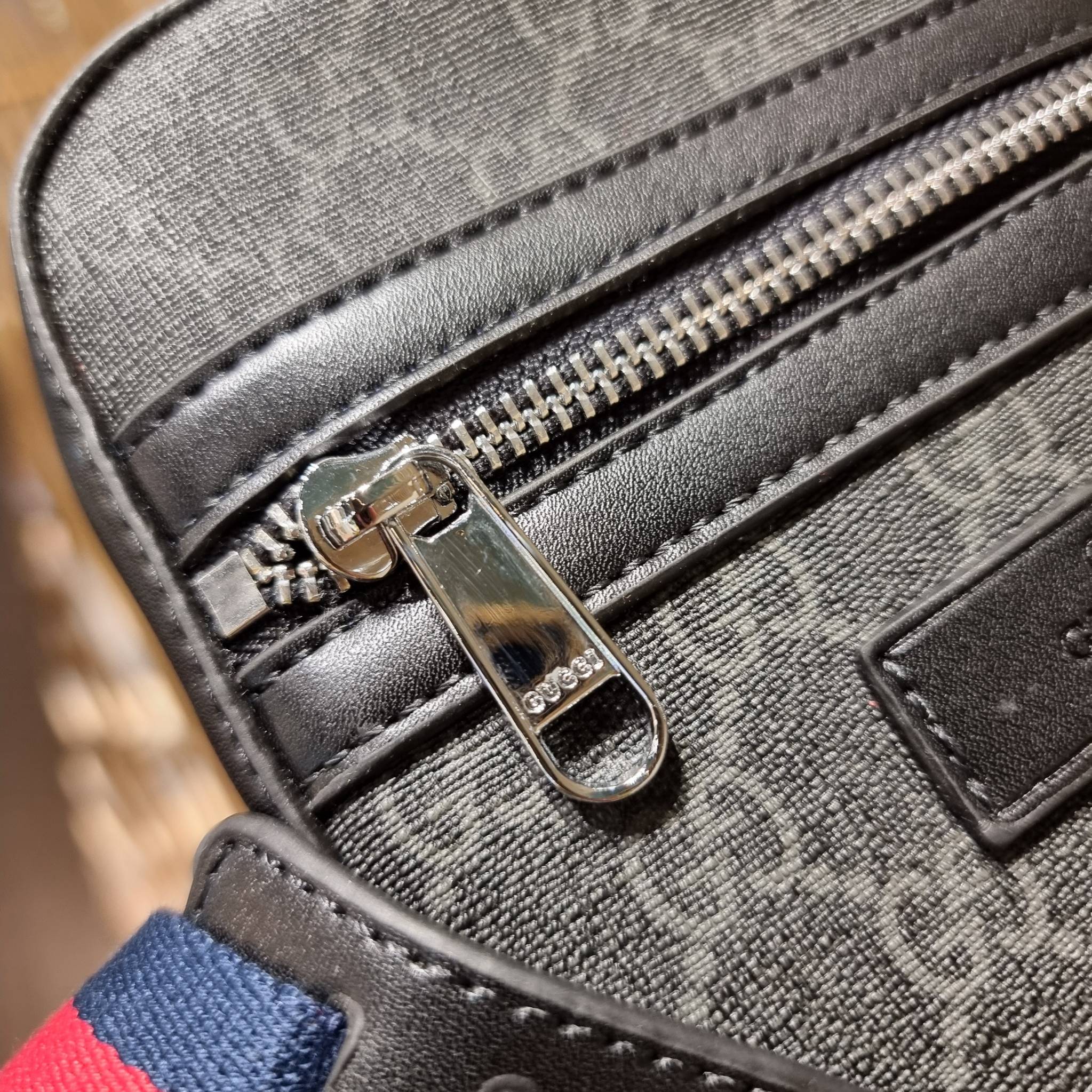 VIP 】GC VIP MINI MESSENGER CROSSBODY BAG กระเป๋าสะพายข้างพรีเมี่ยมลุคสปอร์ต เรียบแต่แอบหรู ไซส์มินิ น่าใช้!! วัสดุหนังแคนวาส ไม่ต้องห่วงเรื่องความทนทาน ✔️ ตกแต่งสายคาดหรู เท่ ดีไซน์สีตามสัญลักษณ์แบรนด์ เข้ากันมากๆ!! เปิด-ปิดด้วยซิป ด้านหน้ามีช่องซิ