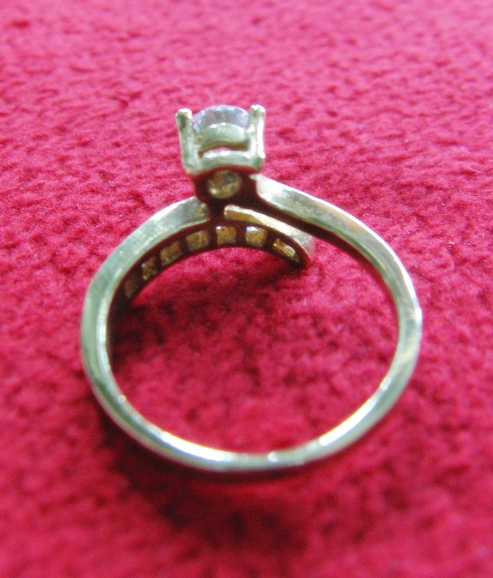 สินค้าหมดค่ะ แหวนเพชรทองเหลือง แบบ8(เพชรกลม1เม็ด ปลายเพชรเล็ก7เม็ด)ค่ะ