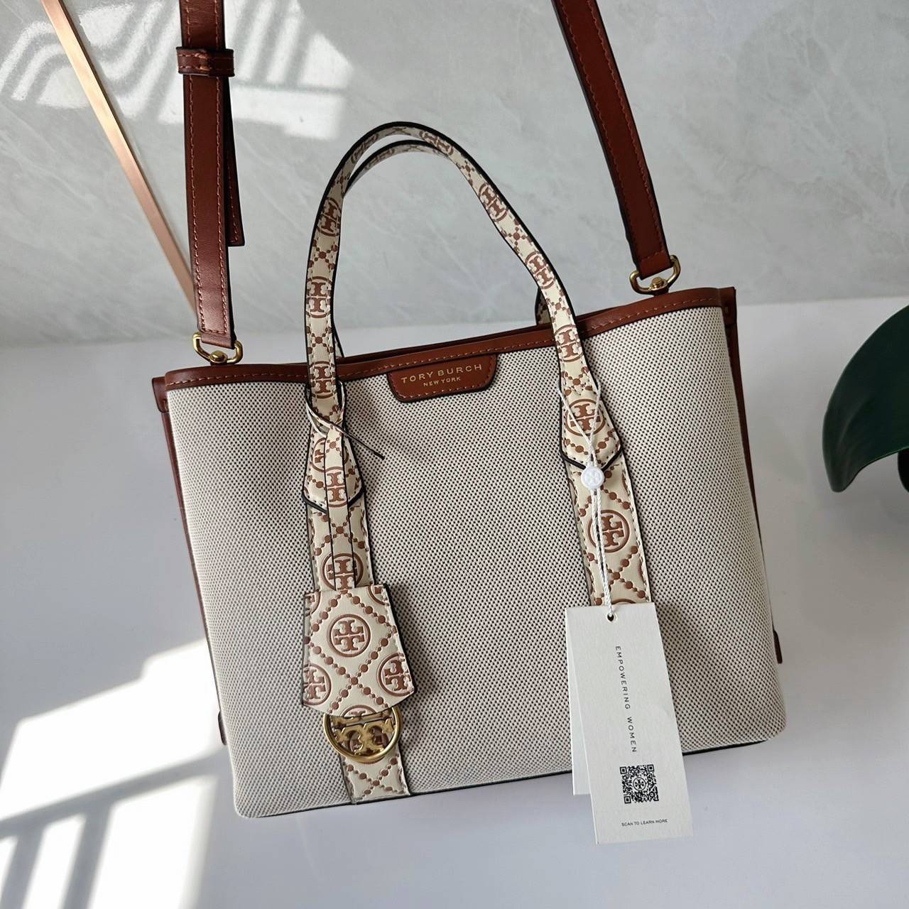 TORY BURCH small Perry canvas tote bag กระเป๋าคล้องแขนและสะพายไหล่ทรงโท้ท คอลเลคชั่นใหม่ล่าสุด สวยหรูลุคคุณนาย