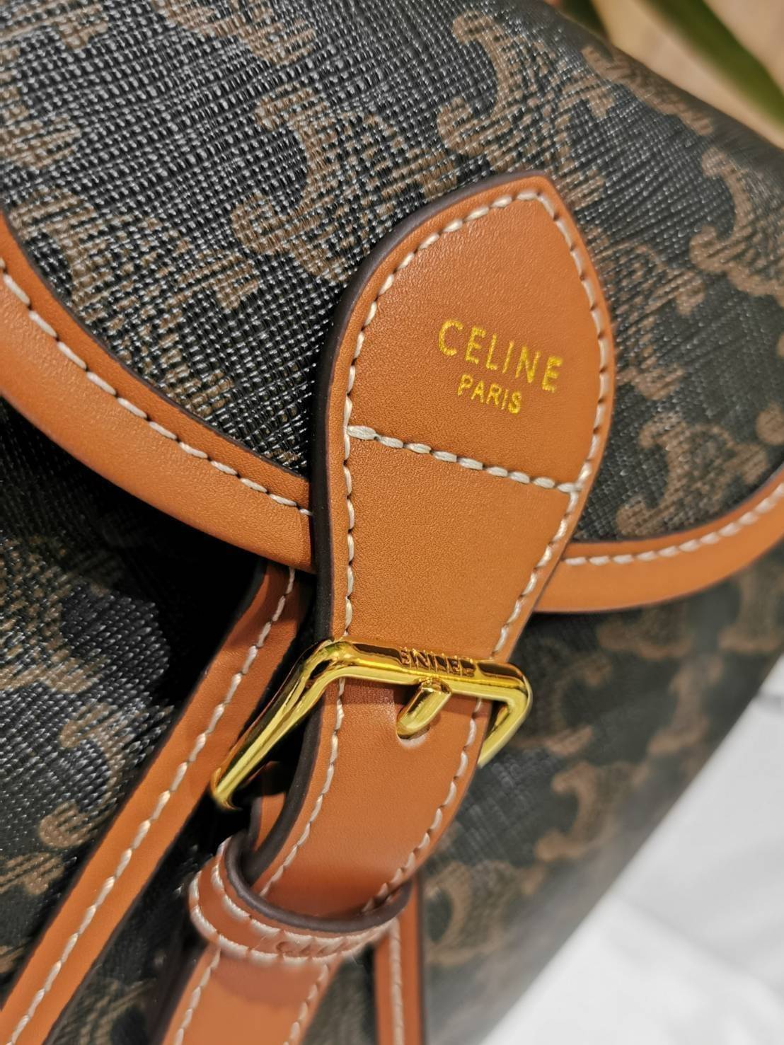 VIP 】CELINE MINI RUCKSACK VIP GIFT WITH PURCHASE (GWP) พรีเมี่ยมกิ๊ฟ Limited Edition จาก CELINE HAUTE PARFUME DUTYFREE COUNTER วัสดุ COATED CANVAS หนังสวยหรูอยู่ทรงกันน้ำเปิดปิดด้วยฝาปิด Belt มีโลโก้แบรนด์และสายรัด Drawstring ภายในโล่งสามารถใส่กระเป๋าสตาง