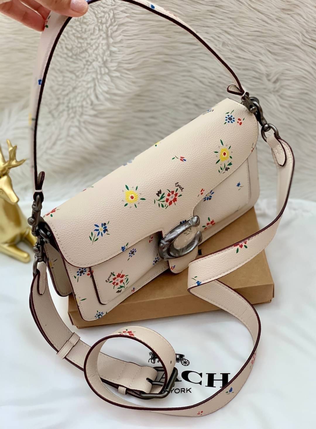 OUTLET 】รุ่นหายาก รุ่นตามหา ห้ามพลาดค่ะ! COACH TABBY FLORALPRINT ((B2081-630)) Wildflower-print Leather Shoulder Bag In White พร้อมส่งอีกครั้งค่ะ! กระเป๋าหิ้ว//สะพายไหล่//สะพายข้างได้หรือถือแบบคลัทออกงานได้เลย สุดคุ้ม! หนังแท้นิ่มอย่างดี 🌸 จุดเด่น