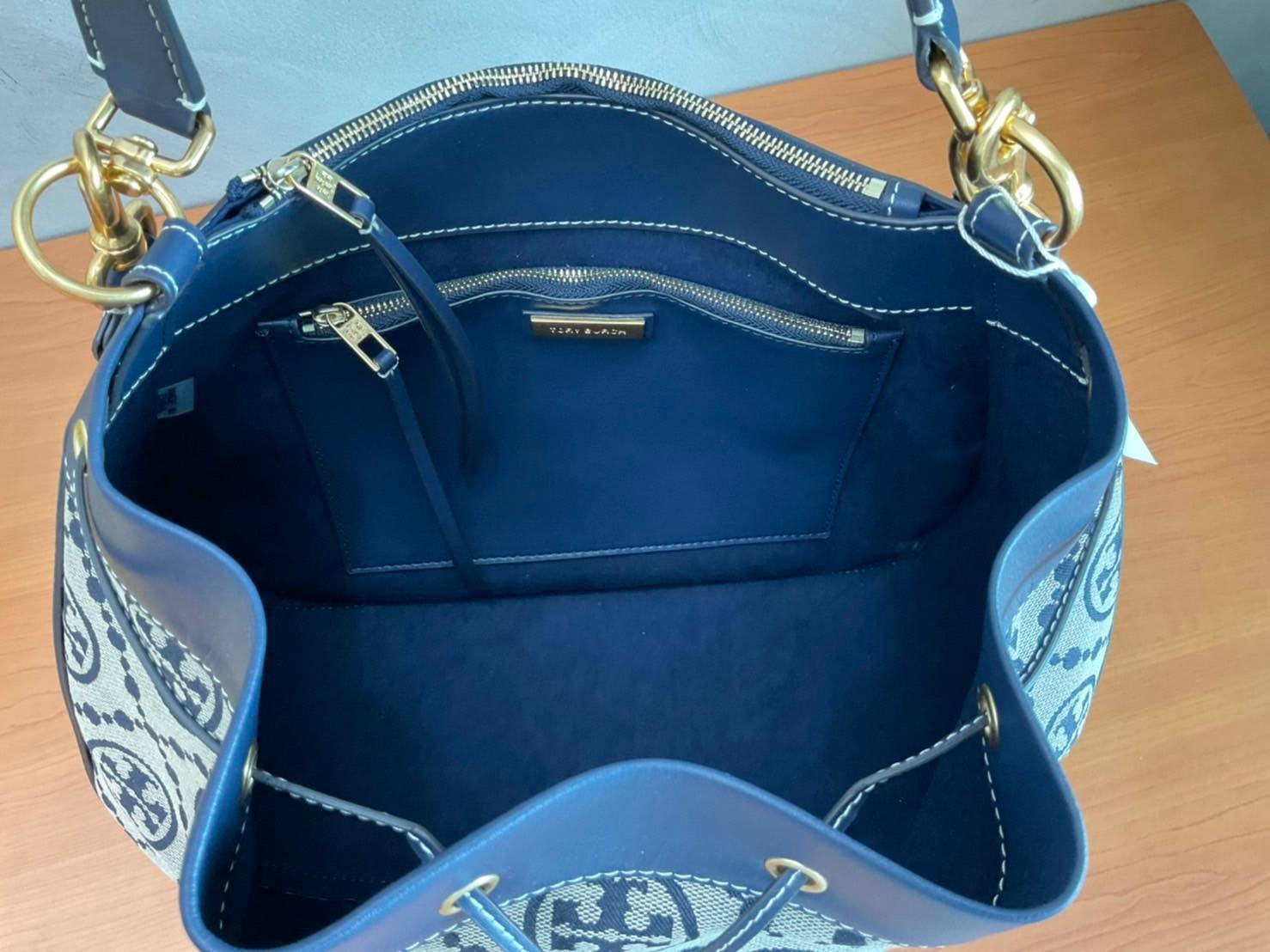 Tory burch t monogram jacquard drawstring hobo New Collection 2021 กระเป๋าถือและสะพายข้าง Monogram จาก tory burch ทำจากผ้าใบ jacquard ตัดด้วยหนังวัวแท้