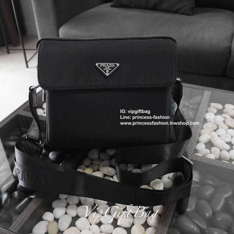 ทรงยอดฮิต จะใช้อีกกี่ปีทรงนี้ก็ยังฮิตตลอดคะ กับแบรนด์ Prada messenger ตัวกระเป๋าทำจากผ้าPolyester อย่างหนา สามารถกันน้ำได้ อะไหล่เงินทั้งใบ ด้านในบุผ้าลายแบรนด์อย่างดี และโลโก้แบรนด์ด้านใน มีช่องแบ่งของได้2ช่อง และยังมีช่องกระเป๋าด้านหน้าอีกหนึ่งช่อง ใส่ข