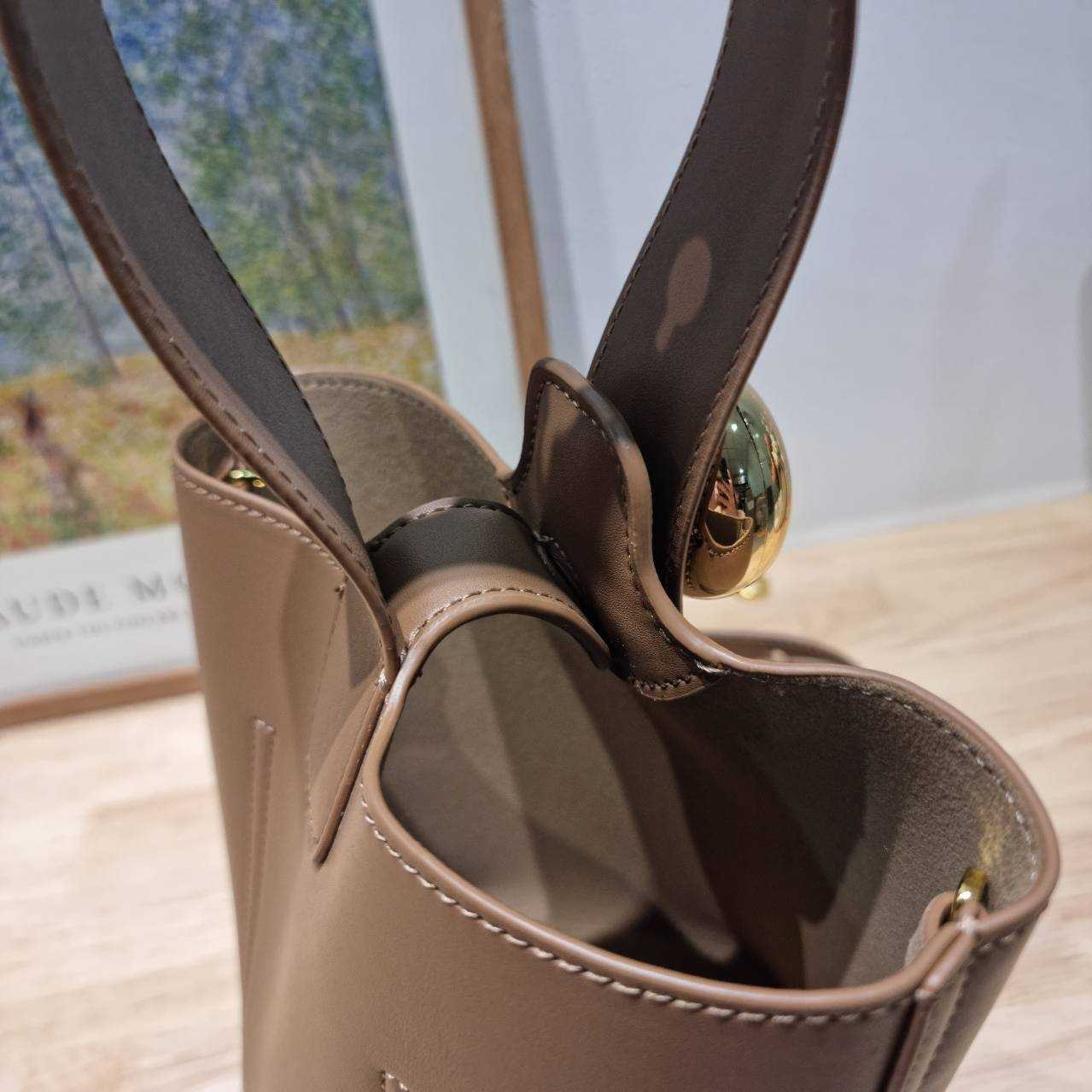 LOEWE MINI PEPBLE BUCKET IN MELLOW กระเป๋าทรงบัคเก็ต รูปทรงสวยใช้งานง่าย กิมมิคหรูหราสุดๆ เกรดออริ