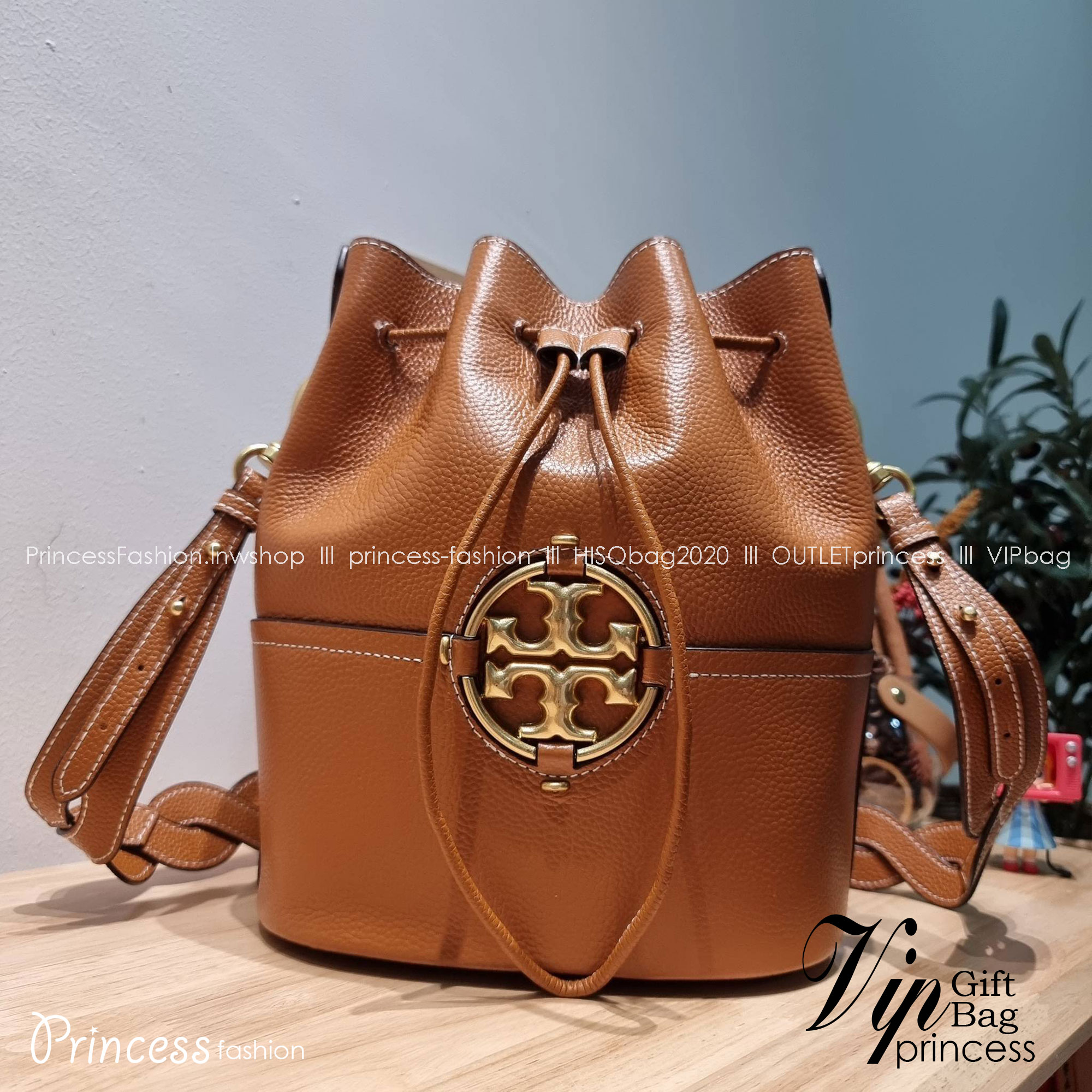 TORY BURCH MILLER BUCKET BAG / Tory Burch Bag รุ่นยอดนิยม สวยหรู ดูผู้ดี กับกระเป๋าสะพายบัคเก็ตใบใหญ่ โดดเด่นด้วยโลโก้สีทอง รูปทรงคลาสสิค ใช้งานง่ายด้วยหนังรูด