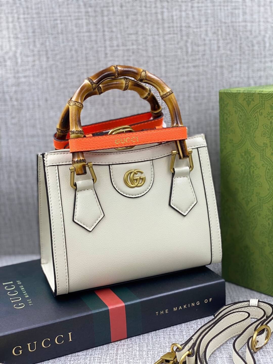 VIP GIFT 】หนังแท้ GUCCI Diana mini tote bag กระเป๋างานหูไม้ไผ่สุดคลาสสิก ดีไซน์มาใหม่พร้อมเข็ดขัดหนังสีสะท้อนแสงประดับตรงหูกระเป๋า ขนาดมินิกำลังน่ารักเลยค่ะ วัสดุหนังแท้ อะไหล่ทอง งานสวยตั้งอยู่ทรง มีสายสะพายยาว 1เส้น สามารถปรับระดับได้-ถอดได้ งานเก๋ไก๋ที