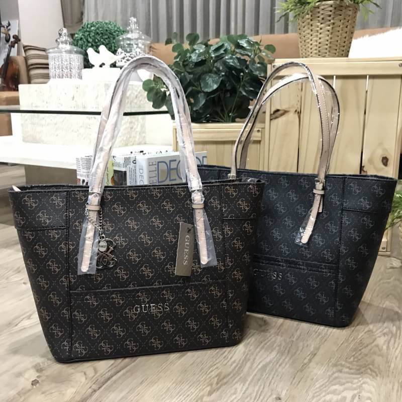 Don't Miss! GUESS SAFFIANO SHOPPER BAG กระเป๋าสะพายทรง Tote จากแบร์น GUESS วัสดุหนัง Saffiano ลาย GUESS Signature สวยอยู่ทรง ขนาดใหญ่กำลังดี น้ำหนักเบา ด้านหน้าประดับโลโก้แบรนด์ พร้อมห้อย TAG โลโก้ G อะไหล่เงินที่หูกระเป๋าถอดเเยกใช้ได้ เปิดปิดด้วยซิป