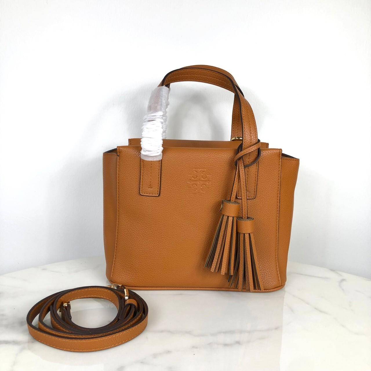 TORY BURCH Handbag / TORY BURCH shoulder bag พร้อมส่งที่ไทย กระเป๋าถือ หรือสะพาย TORY BURCH เปิด - ปิดกระเป๋าด้วยซิป ด้านในมีช่องซิป 1 ช่อง ช่องใส่ของ 1 ช่อง หูจับสูง 12 cm มาพร้อมสายสะพายยาว สามารถถอดและปรับได้ 3 ระดับค่ะ