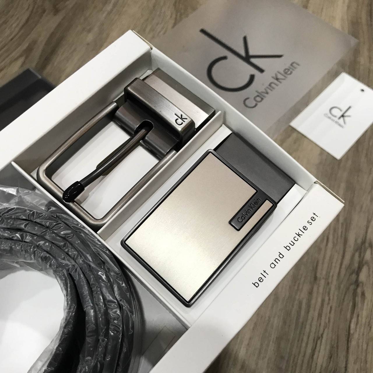 ห้ามพลาด! เซทสุดคุ้ม! ซื้อ1ได้ถึง2! CALVIN KLEIN REAL LEATHER BELT VALUE PACK Limited Edition เข็มขัดหนังแท้ พร้อมหัวเข็มขัด2แบบคุณภาพดีตามแบบฉบับของแบรนด์ สายเข็มขัดสามารถกลับด้านใช้ได้ทั้งสีดำและสีน้ำตาลเหมือนมี2เส้น2หัวสลับใช้ได้ไม่จำเจ มาพร้อมถุงกระดา