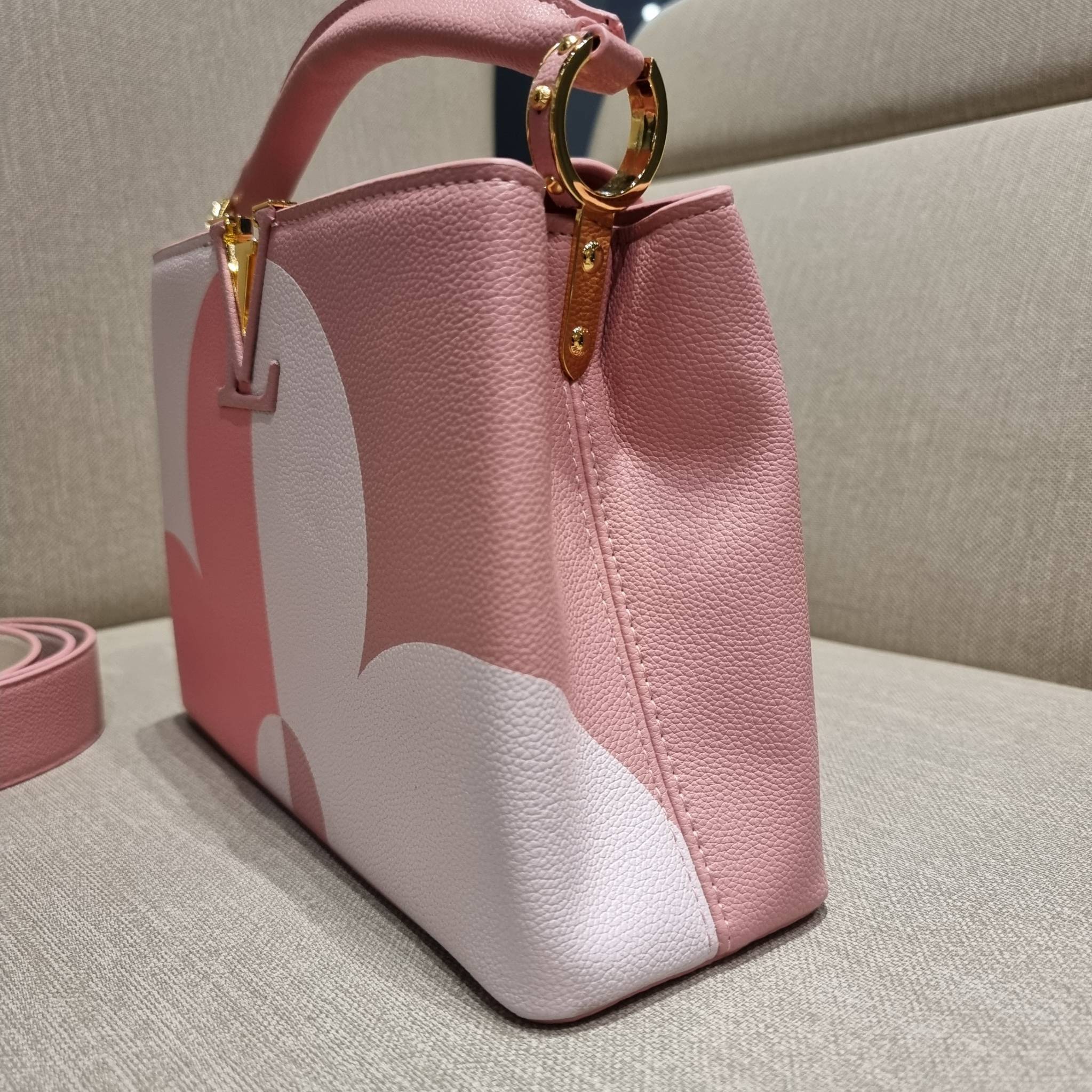 LV capucines top handle ที่สุดของความสวยในราคาเบาๆ กระเป๋าถือสุดหรู ดีไซน์ทรงคลาสสิค พร้อมลวดลายหรูหรา มาพร้อมหูจับในตัว ด้วยรูปทรงวินเทจและวัสดุหนังลูกวัว สัมผัสดี ขับผิว ทำให้ไอเท็มนี้สะกดทุกสายตาจริงๆ และยังมีลูกเล่นที่ฝาปิดกระเป๋า ที่สามารถปิด หรือสอด