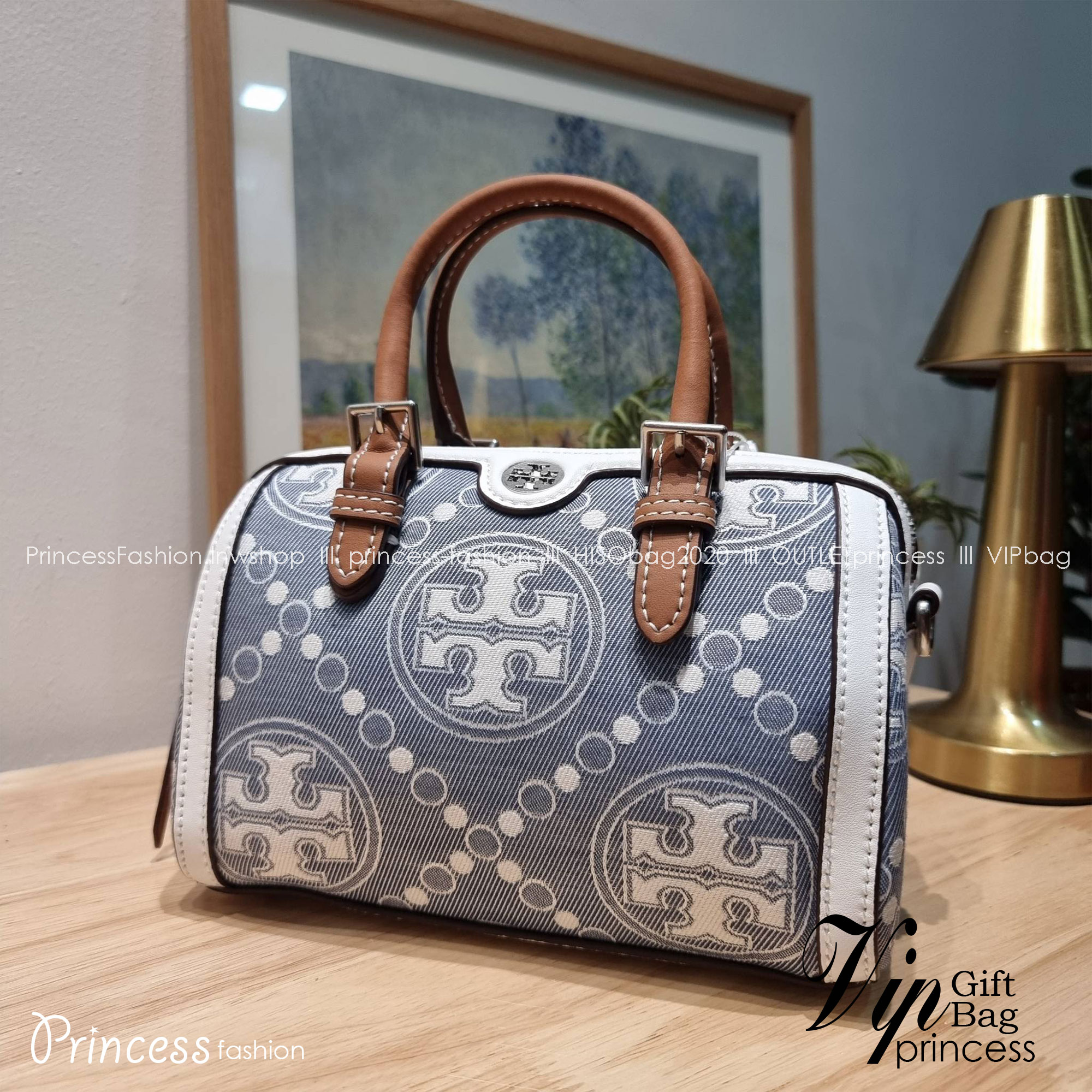 TORY BURCH Petite T Monogram Denim Barrel Bag / TORY BURCH MINI T MONOGRAM DENIM TOTE คอลเลคชั่นใหม่รับซัมเมอร์นี้ กับกระเป๋าสะพายทรงโท้ท ไซส์มินิ ดีไซน์โทนสีฟ้า สวยคม