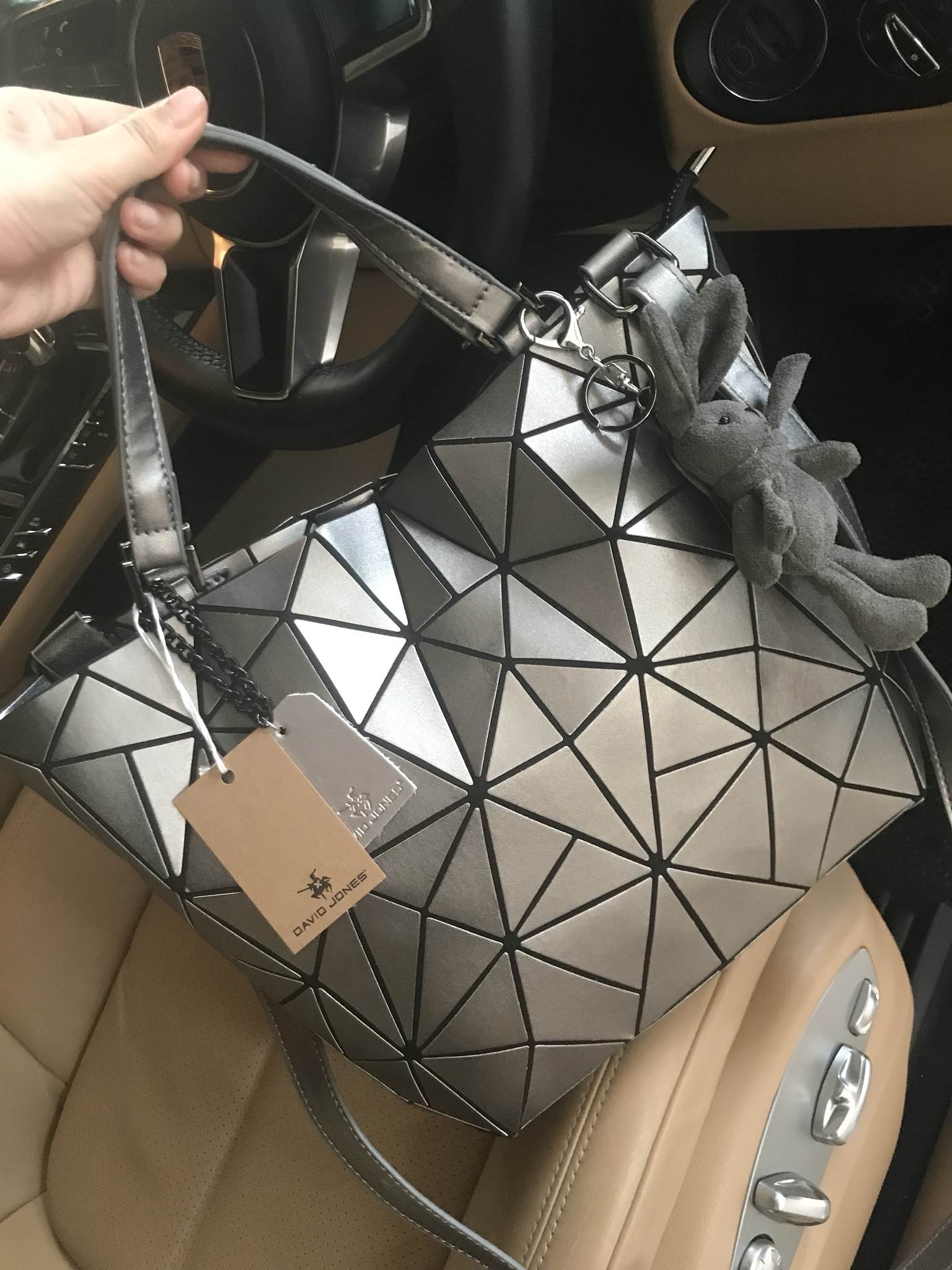 🎄New Collection 2 สีมาใหม่ รุ่นขายดีมาก !!! ลาย Limited edition หายาก 👍ปรับทรงได้ 2 แบบ น่ารักมาก มาพร้อมกระต่ายเข้า set เลิศคะ กระเป๋า จากแบรนด์ David Jones กระเป๋าสะพายข้างดีไซน์เกร๋มาก สีสวยหรูมาก ขนาดกะลังดีเลย น้ำหนังเบามากคะ ภายในมีช